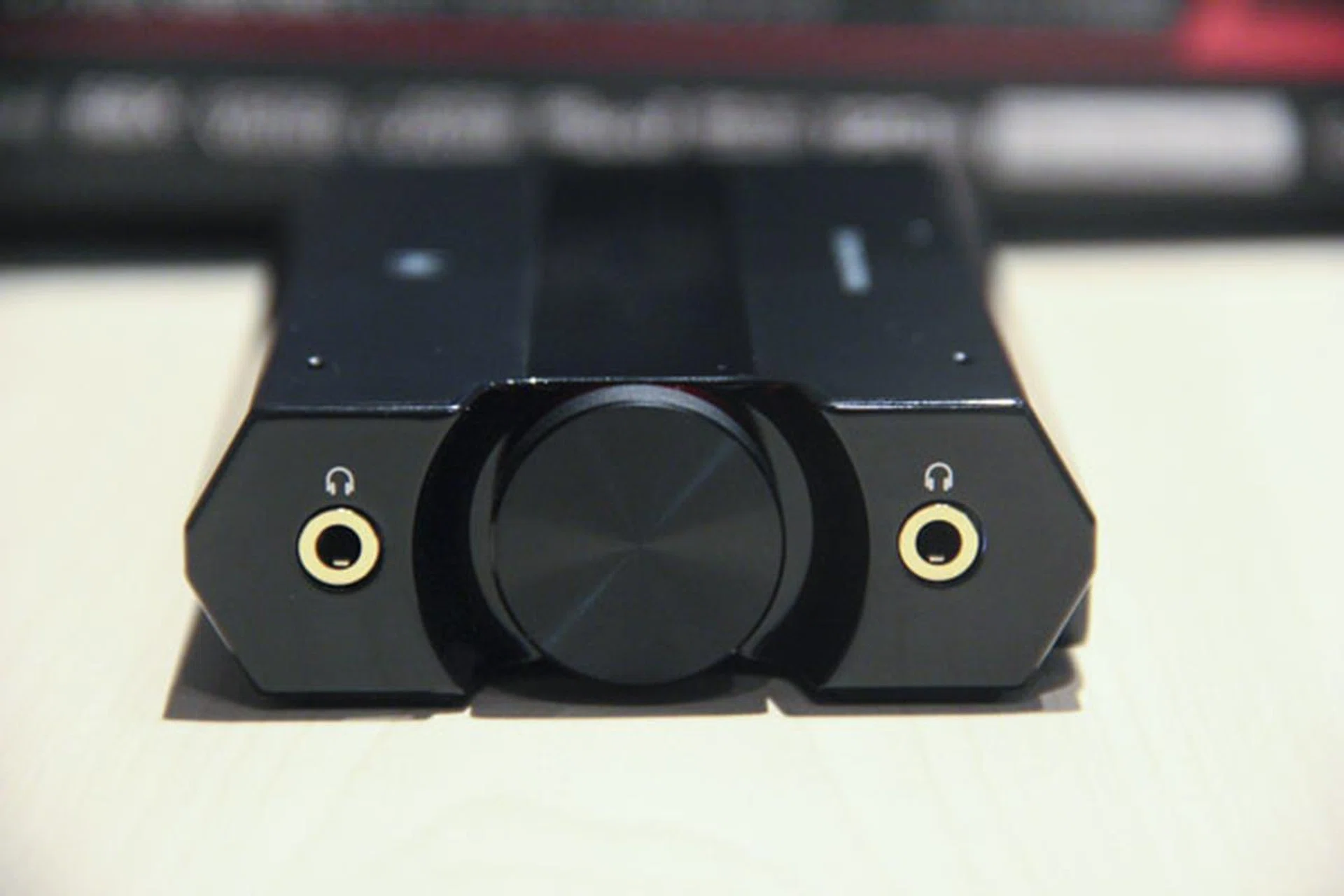 There's no need to share headphones or use a splitting adapter thanks to dual headphone jacks.