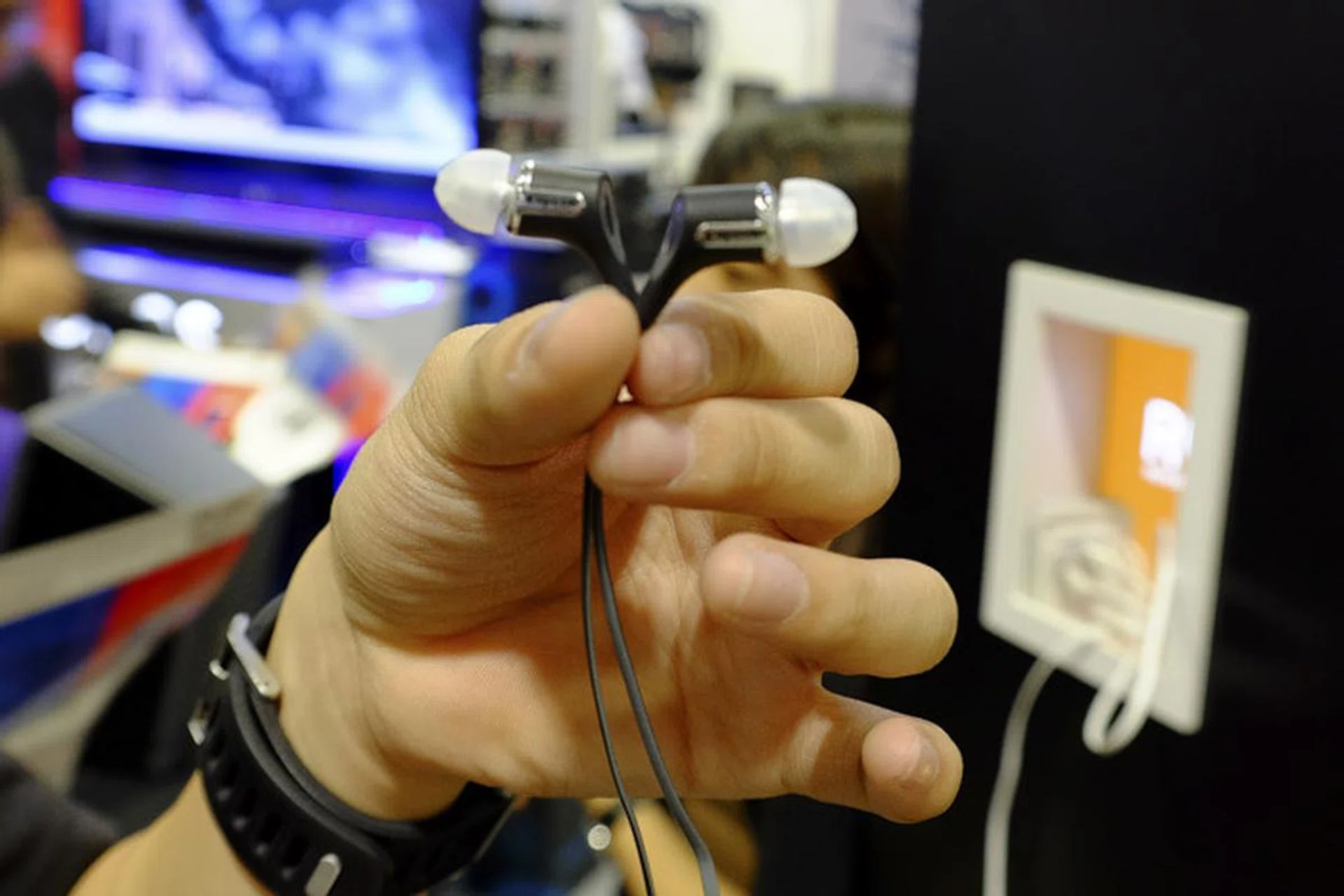 Klipsch's R6 series is on offer at this Comex. The R6M/i costs $152 if you buy one set, or $143 if you buy two or more sets, and the R6 goes for $116 if you get one set, and $109 if you get two or more sets.