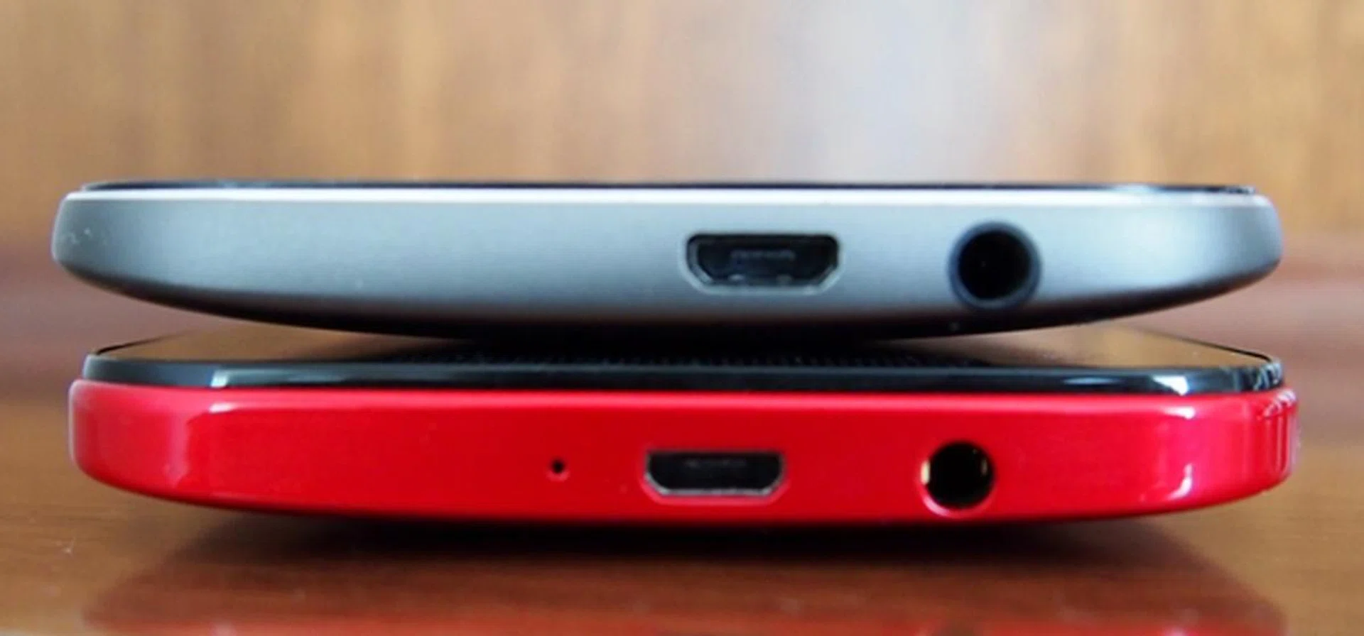 There is no protective cover for the microUSB port and 3.5mm audio output jack, yet the phone is still able to be immersed in water for up to 1m for 30 minutes.