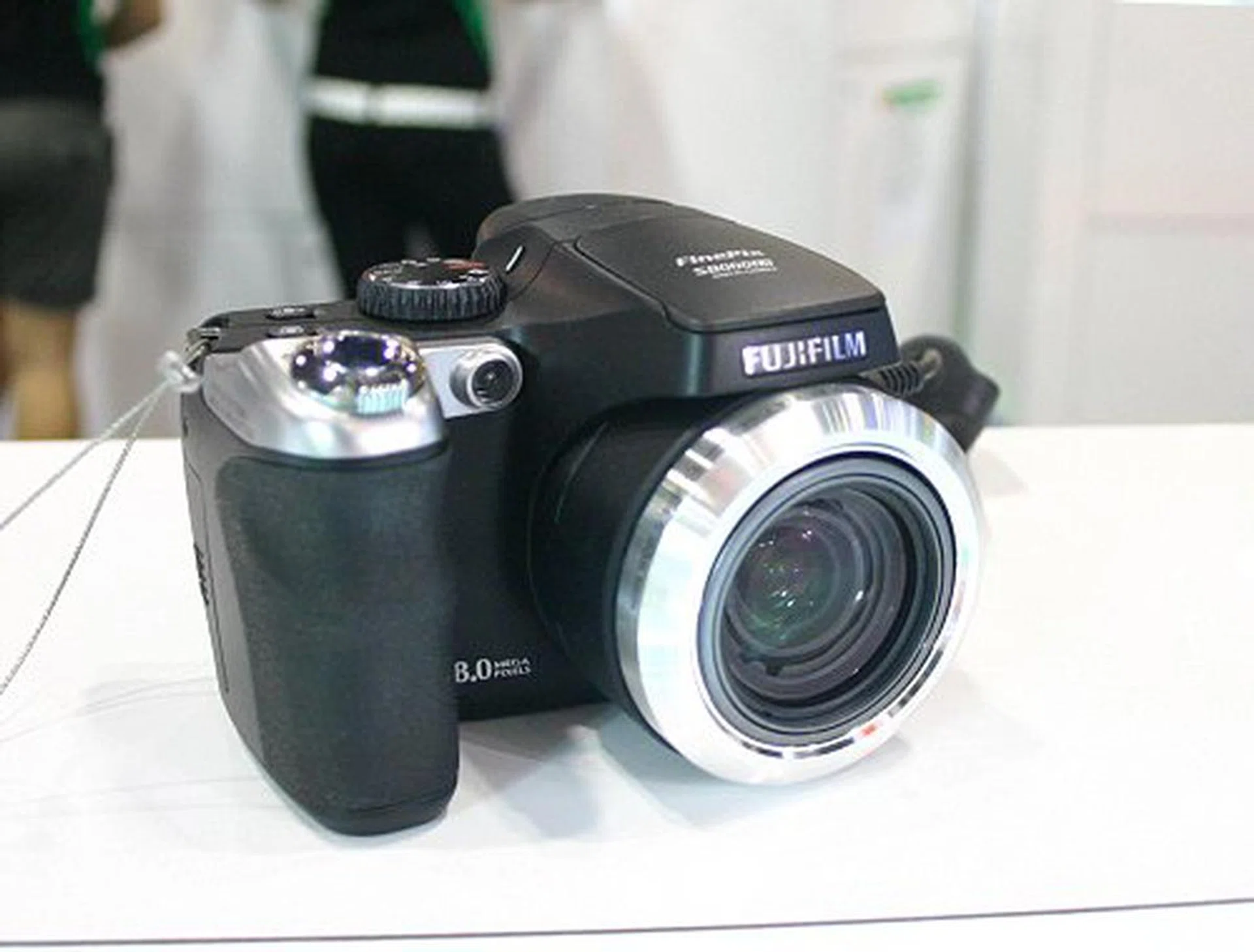  Another new entry from Fujifilm that has been spotted at Comex, the prosumer FinePix S8000fd is an 8 Megapixel monster with an 18x optical zoom, 27mm wide angle lens, dual image stabilizer, 10-face detection engine and ultra high sensitivity up to ISO6400 (4MP only). This digital camera is going for S$649. Expect the same slew of free gifts.  