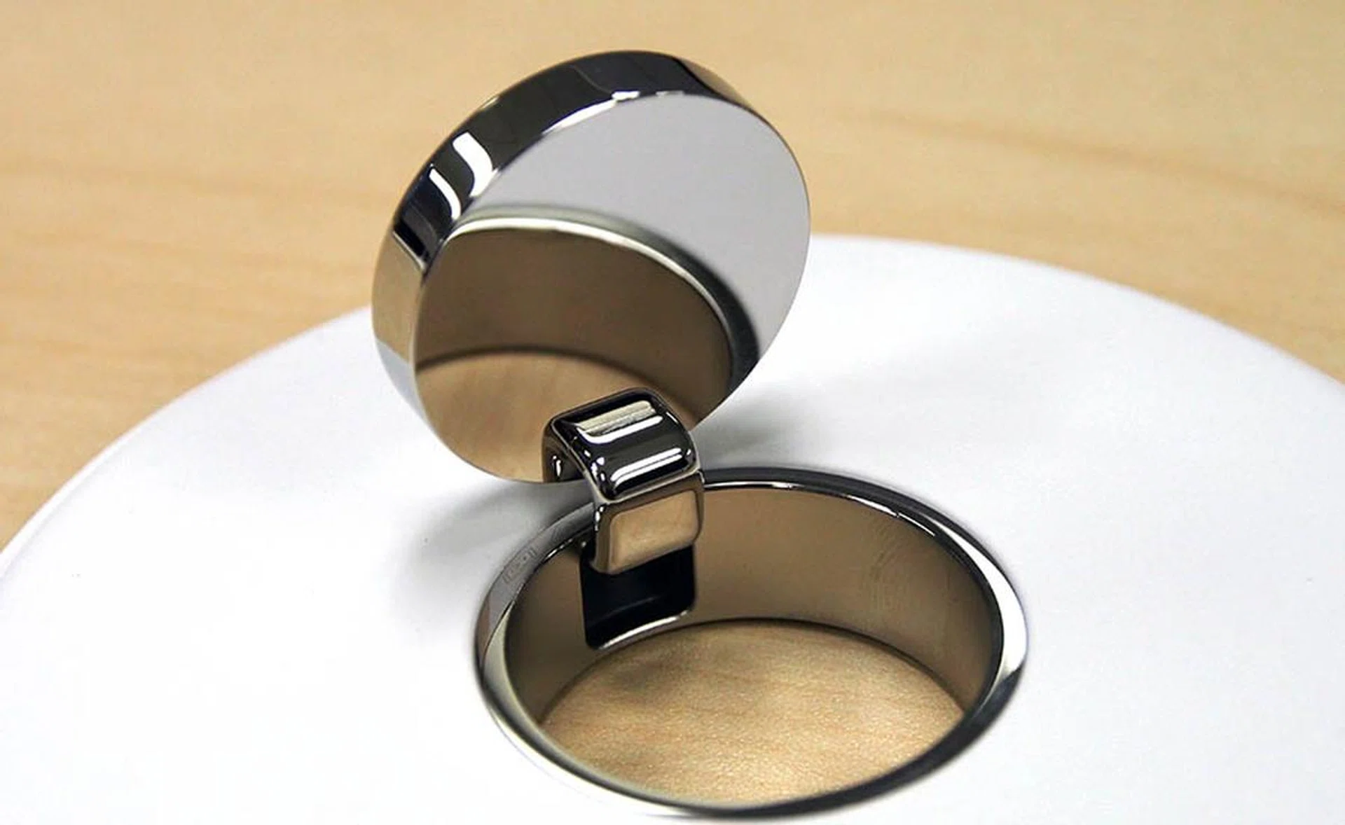 Like the Apple Watch, the magnetic charging dock is extremely well built. The hinge is thick and the stainless steel surrounds are mirror polished.