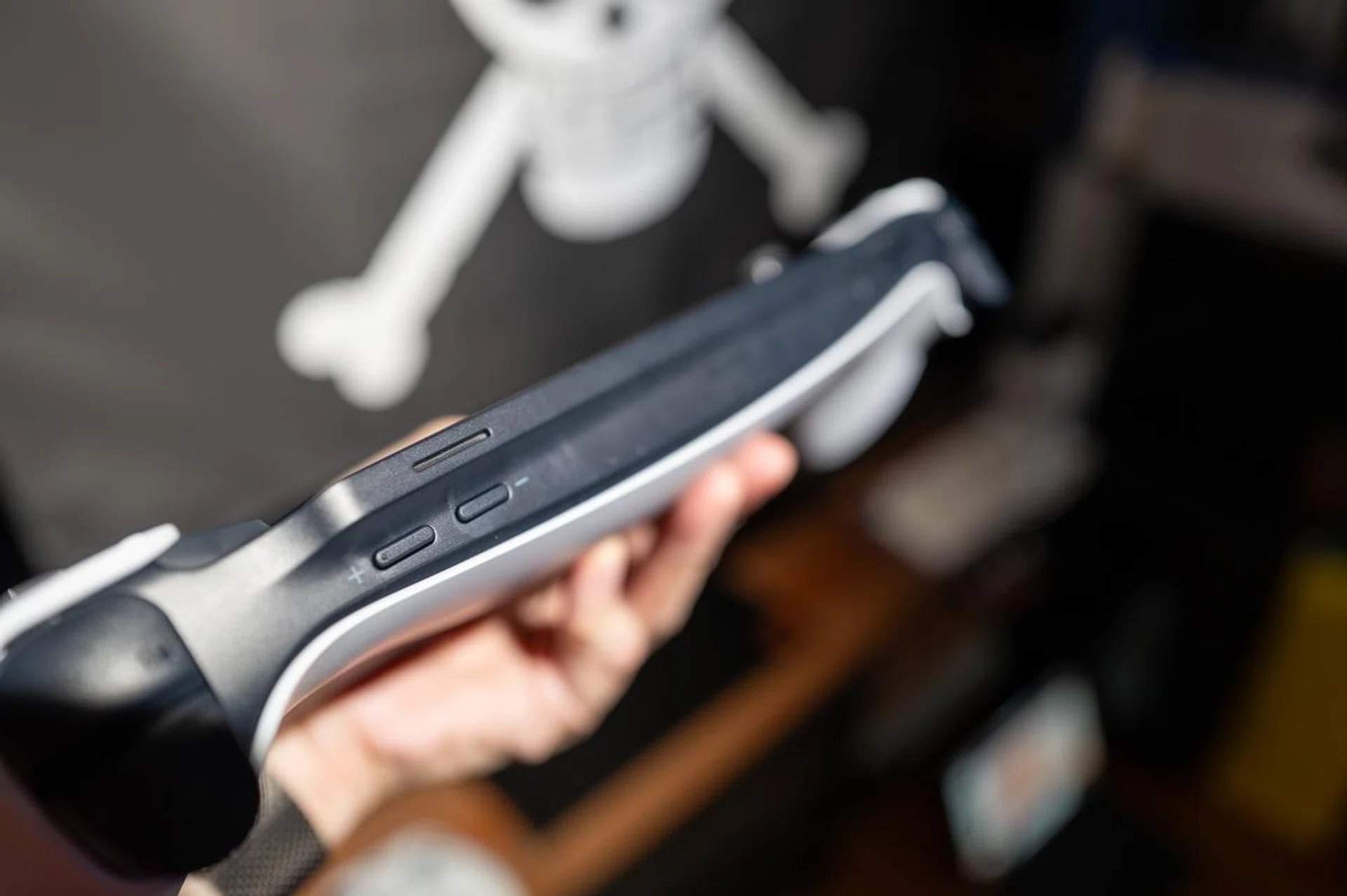 All of the necessary non-gaming buttons such as volume controls and on/off are built at the top. PHOTO: HWZ