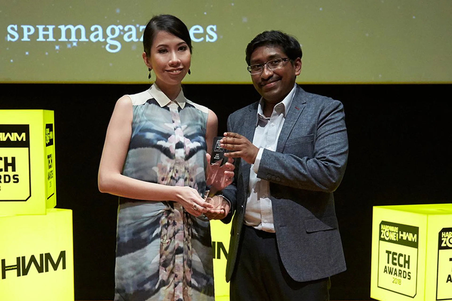 The Editor's Choice award for Best Micro Speaker goes to B&O's Beoplay P2. Accepting the award here is Ms. Eileen Tan, Marketing & PR Manager, Bang & Olufsen Singapore.