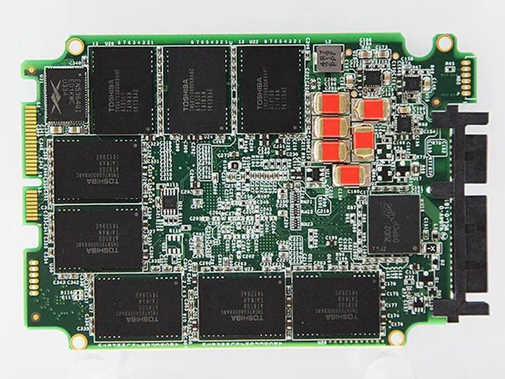 On the flip side, the PCB is equipped with six power-fail super capacitors (in orange) that helps prevent data loss/corruption in the event of a power failure.