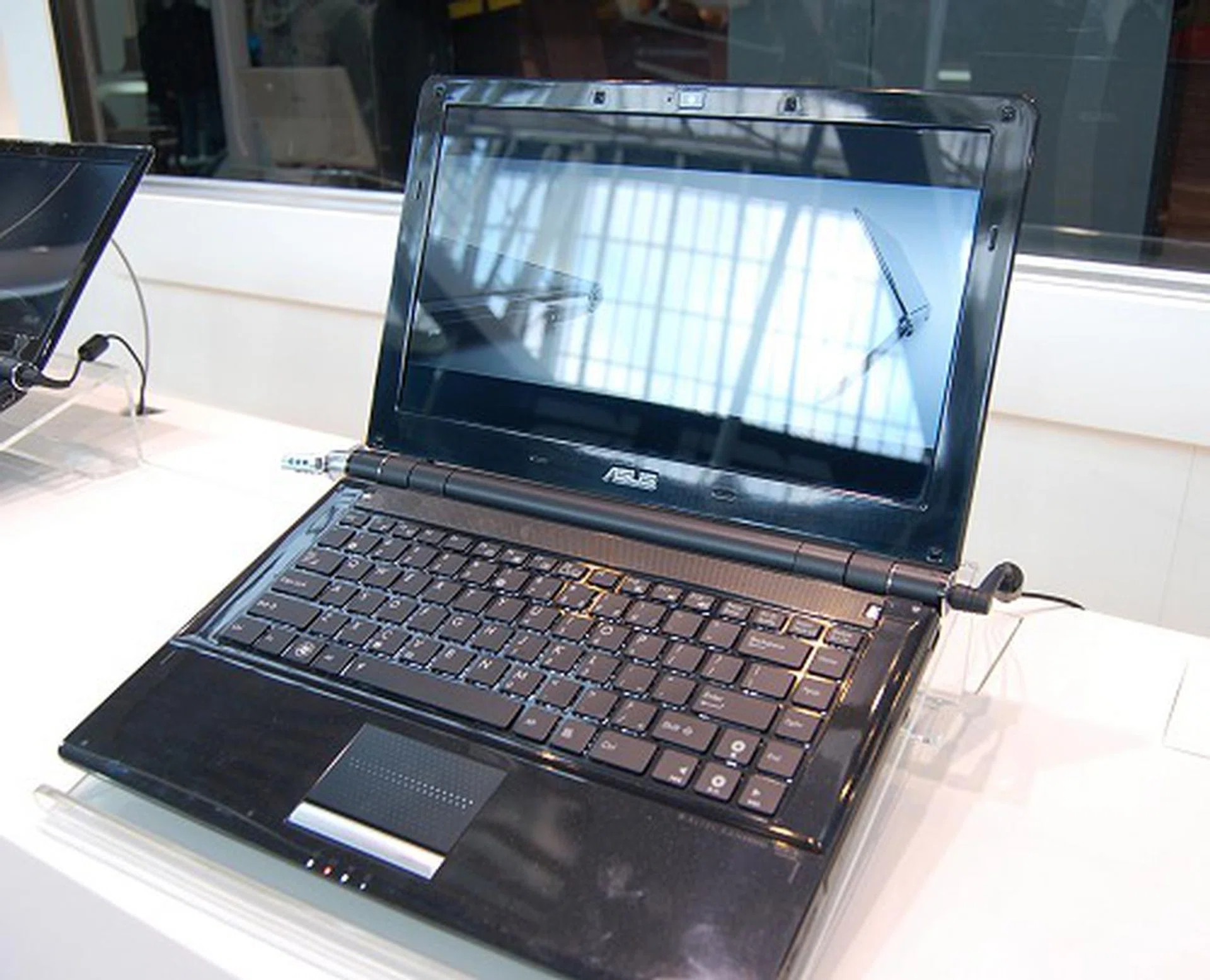  Here's the handsome U-series notebook. Specs aren't yet confirmed but what we do know and saw was that it comes in three sizes.  