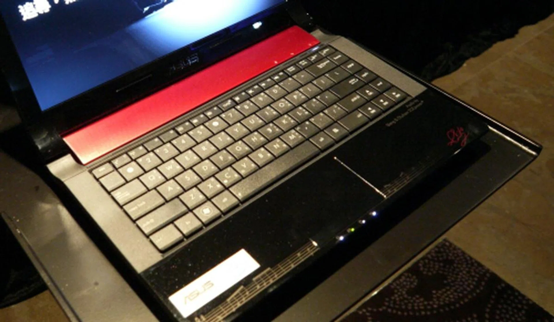Despite all of its artsy accents, the N43SL is no pushover in the performance department. A second-gen Core i5 processor powers this machine, aided by a discrete GeForce GT 540M GPU to crunch serious polygons for you. To top it all off, the N43SL is priced with an affordable S$1,298 shelf tag.