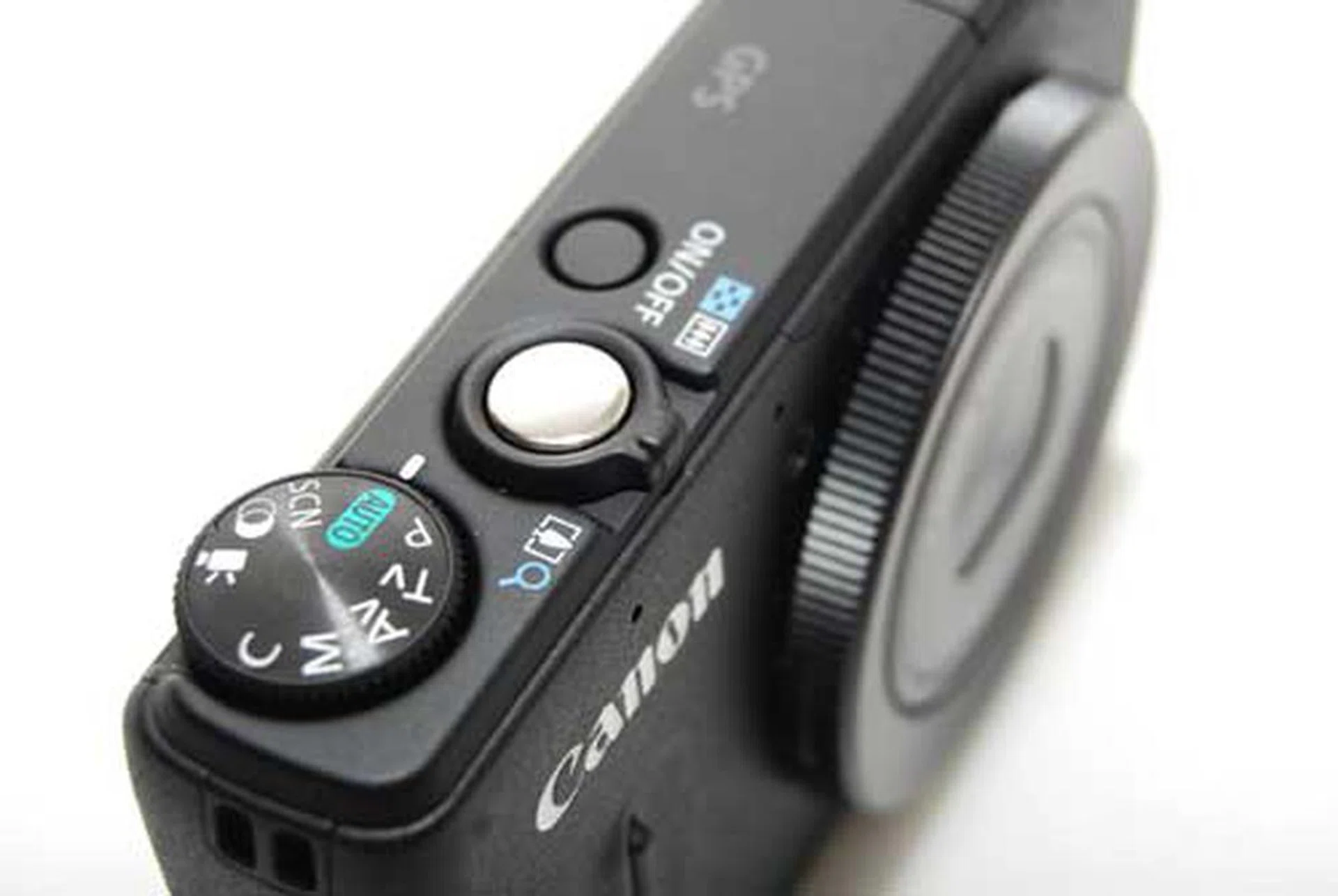 The zoom toggle is no longer the filmsy stub found on the S95, and it both looks and feels sturdier than before.