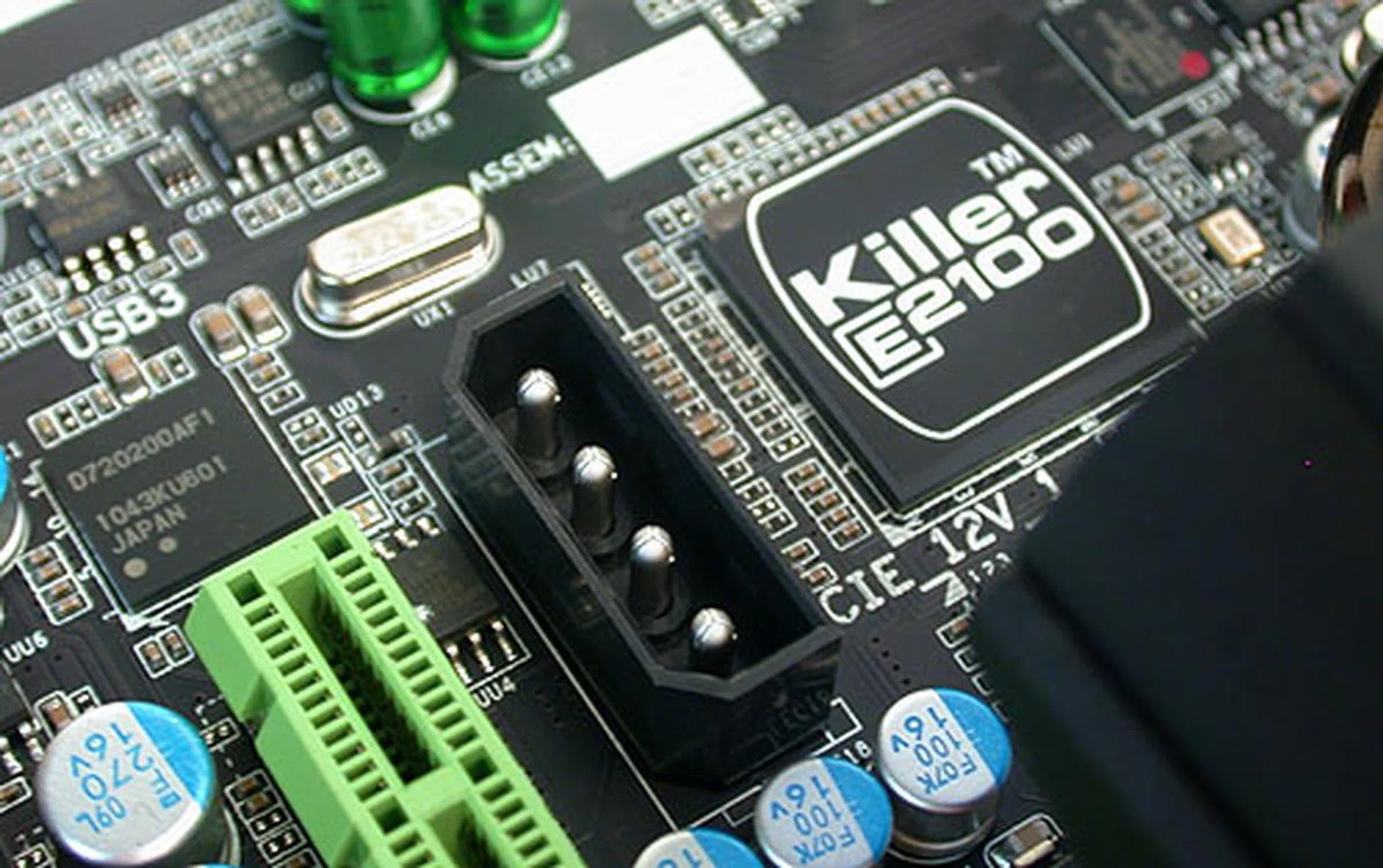 The Killer E2100 chip comes with its own 1GB of dedicated DDR2 memory, allowing it to handle the network traffic on behalf of your CPU. So there's more processing power available for your games. Overkill? The 4-pin power connector here is for your graphics cards, especially for multiple high-end graphics cards. 
