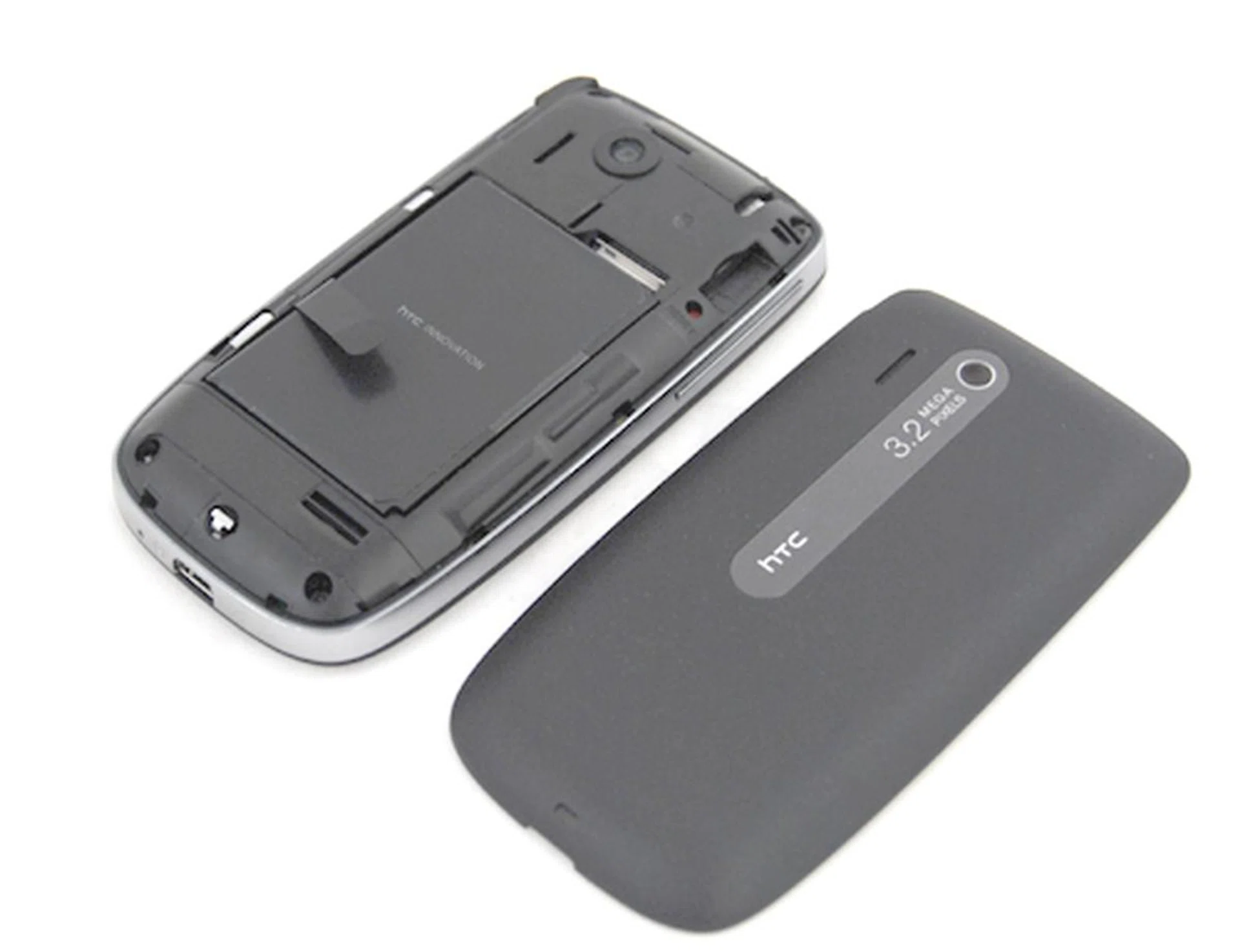 Prying the battery casing open was not an easy task, and is quite worrying since you might snap and break the catches anytime. The Touch 3G also comes with a 3.2-megapixel camera, but lacks autofocus and LED flash.
