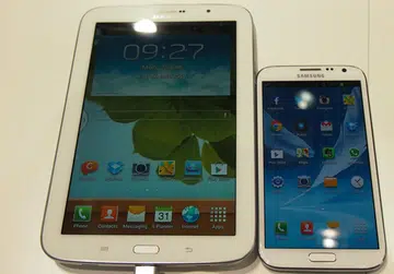 Aesthetically, the Samsung Galaxy Note 8.0 (left) looks no different from the Samsung Galaxy Note II (right).
