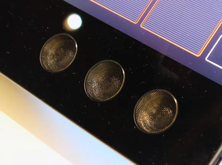 A closer look at the front-firing speakers of the XPS 27.