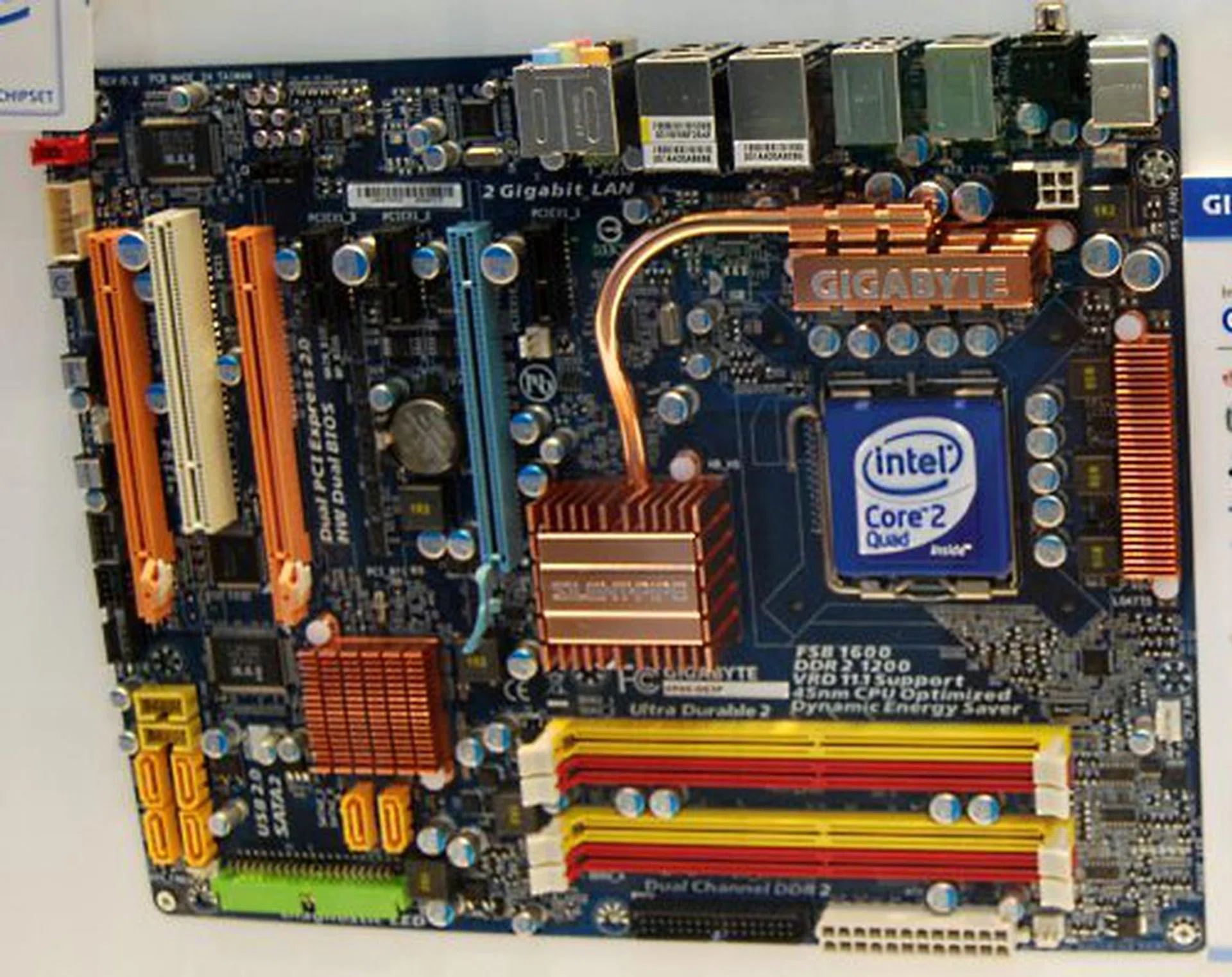  Mainstream enthusiasts are more likely to go for the EP45-DS3P, which besides the standard P45 features, also has Advanced DES with 6-gear switching and the same ALC889 HD Audio CODEC as its high-end relatives.  