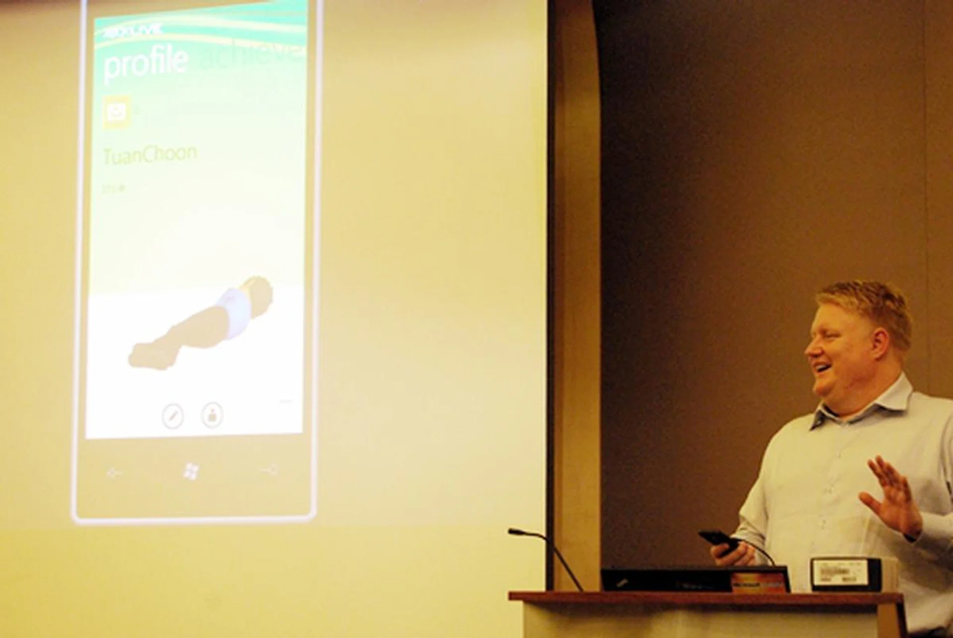 Matthew Hardman showing the crowd how to "abuse" one's Xbox Live avatar - in this case, shaking the phone will cause the character to fall down. Additionally, the Xbox Live app allows you to customize and personalize your avatar, from choice of skin tone down to your preferred hairstyle.