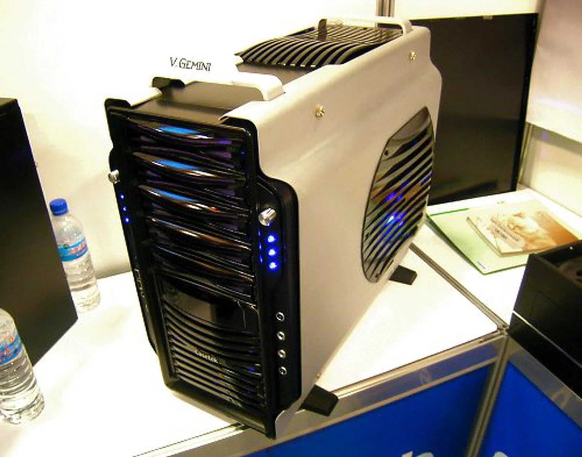  While the Gemini is the bigger brother to the Gemini Lite, additional drive bays are removed in favor of more fans.  