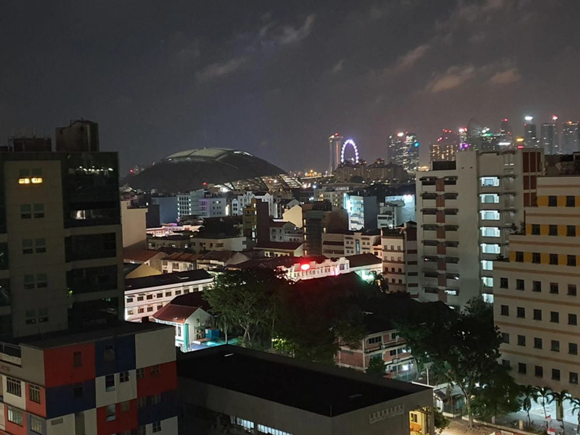 Galaxy Note10 night capture in regular photo mode. (Click for full resolution image)