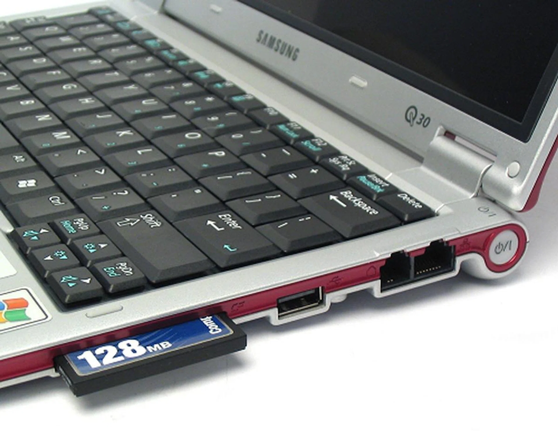 A CompactFlash card reader on an ultra slim notebook such as the Samsung Q30 is a rare showing, but since it's a commonly used media on digital cameras, we welcome it.