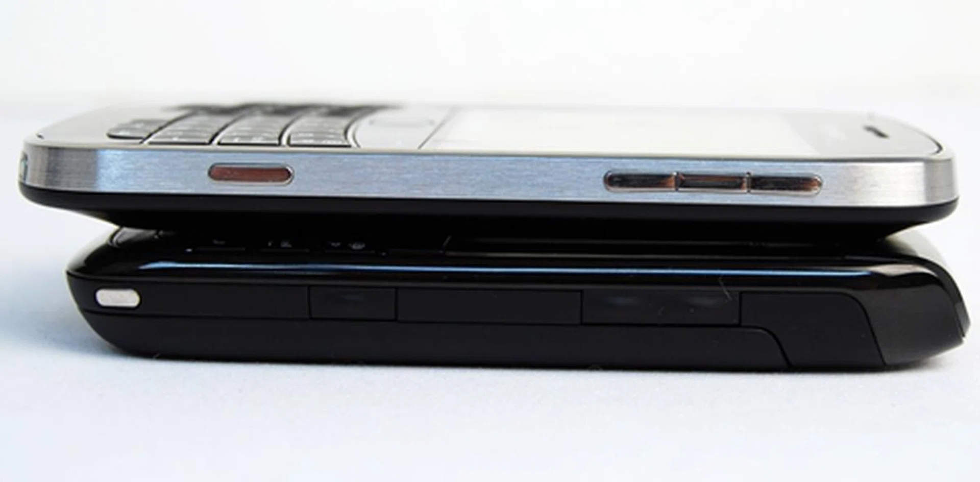 Not only is the BlackBerry Bold 9900 slimmer than the Bold 9780, it is also more elegant and professional looking, thanks to the brushed stainless steel frame. 