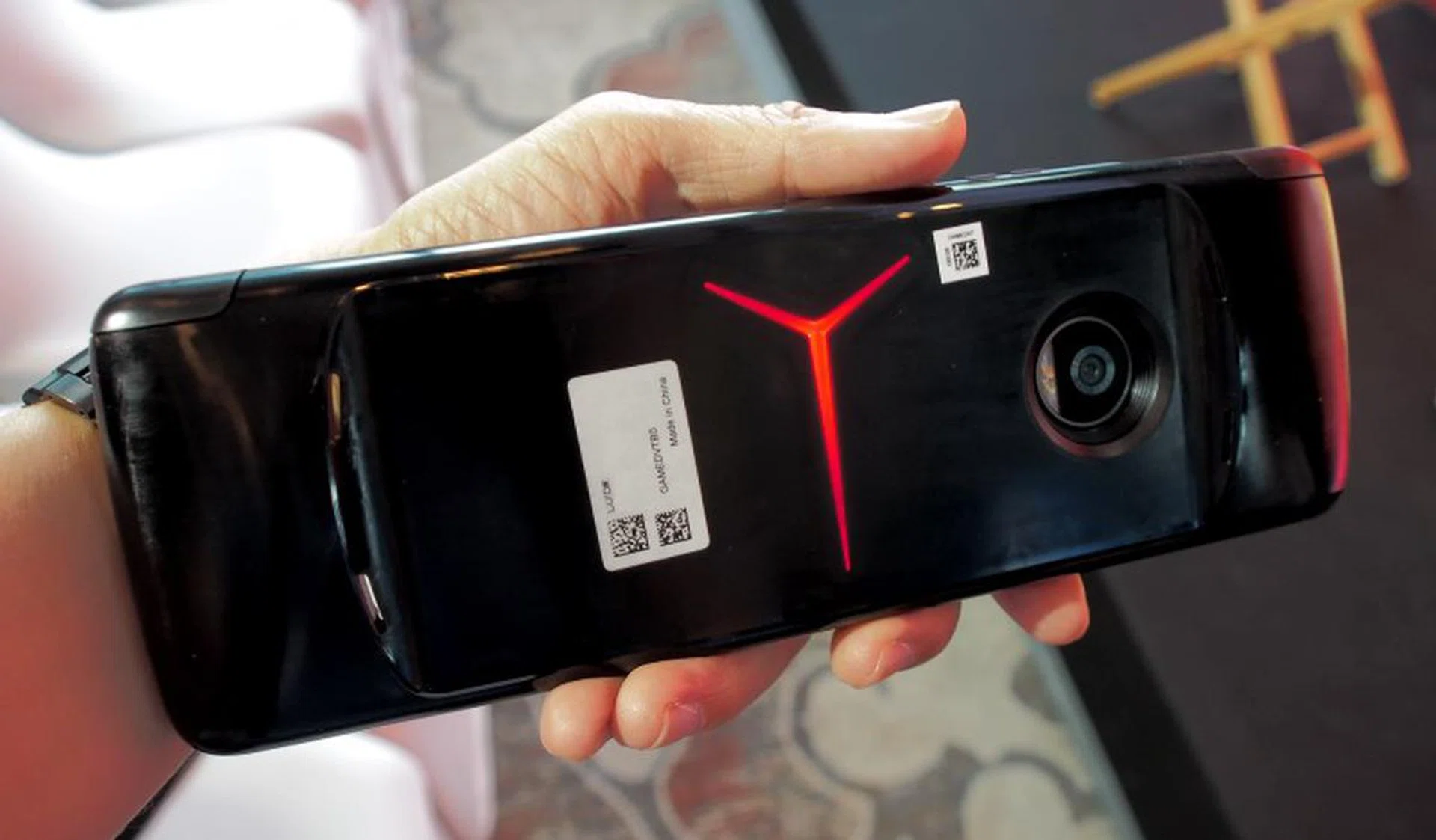 Now this is interesting, the GamePad sports Lenovo's Legion branding, and it lights up too when connected. LED bling, now you definitely know it's for serious gaming.