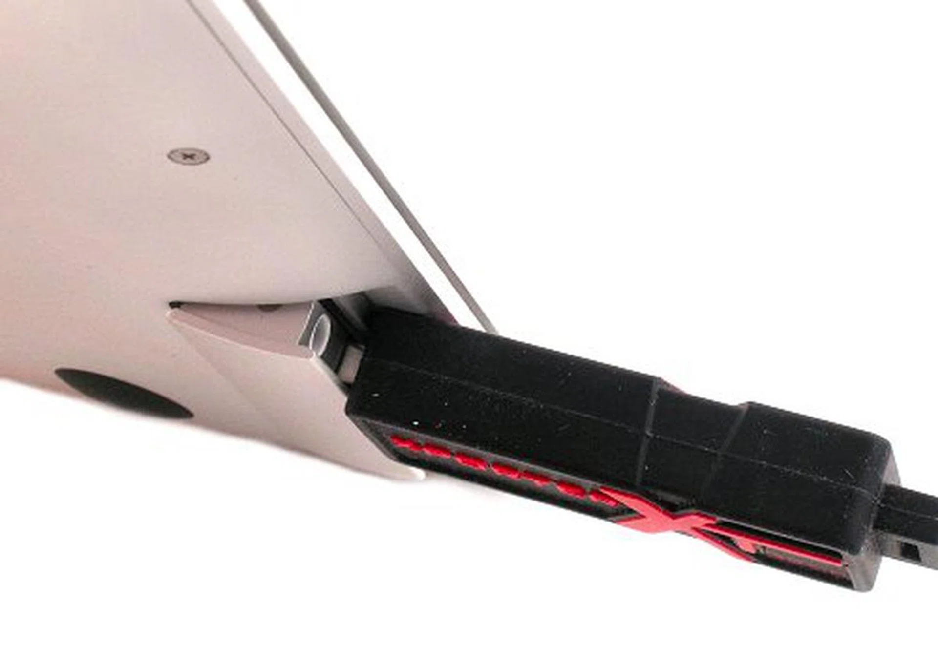 Because of its recessed design and height allowance, there have been much reports in the wild of components that are unable to fit in properly. Our thick 32GB Xporter XT managed to fit in just fine though, but you may not be so lucky.