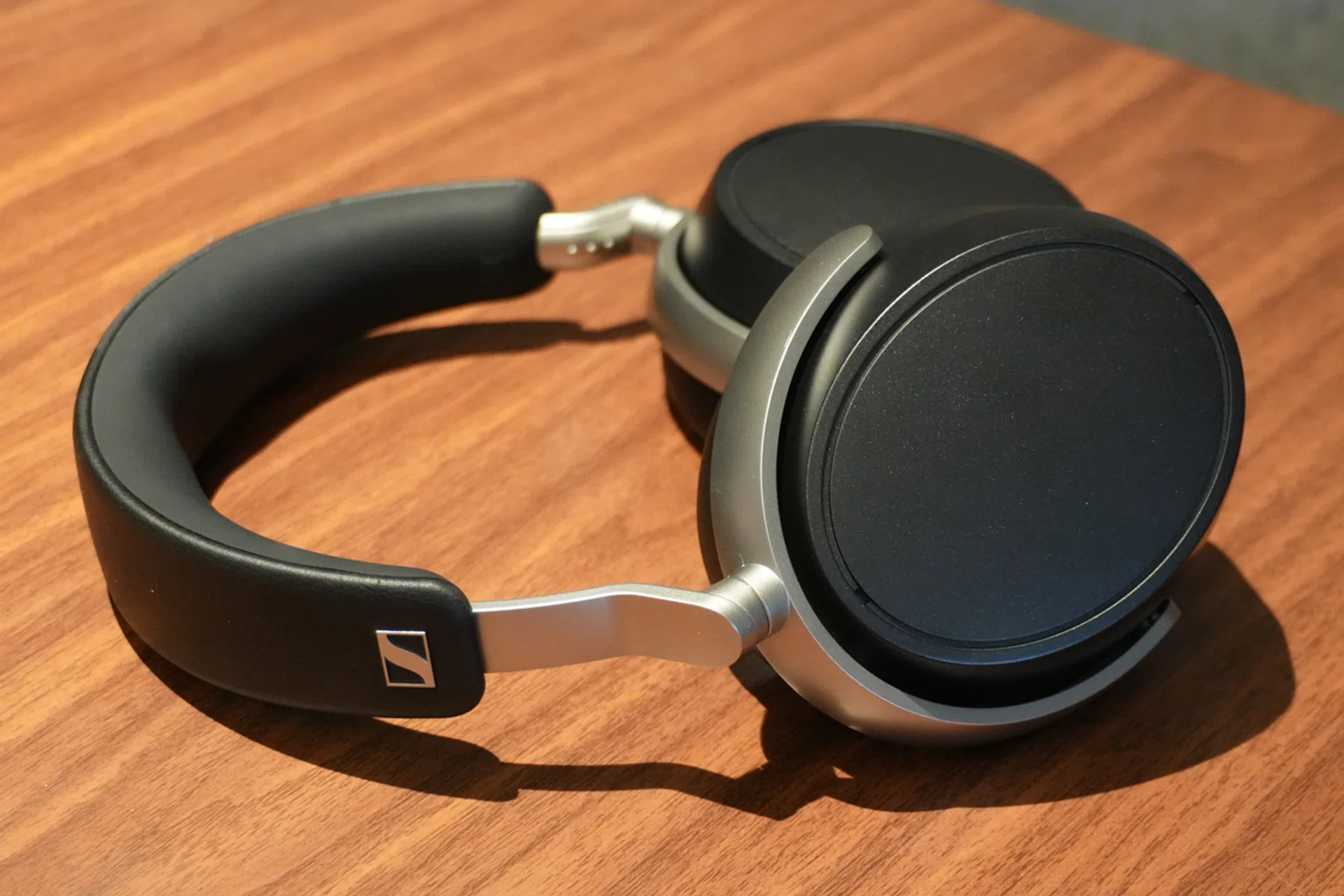 The Sennheiser HDB 630 laying flat on a wooden desk