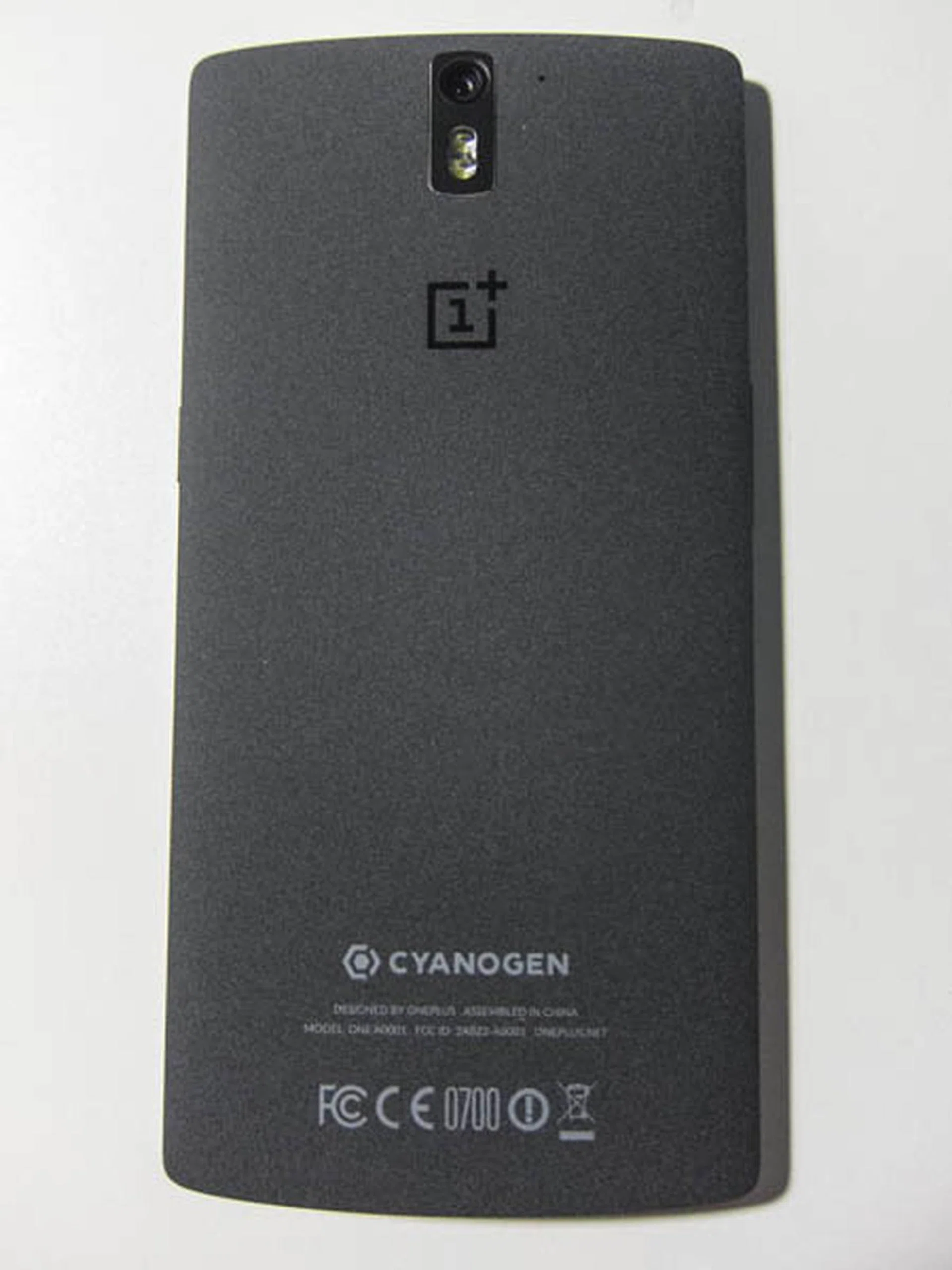 The phone features a sandstone back which looks and feels really good to the touch.