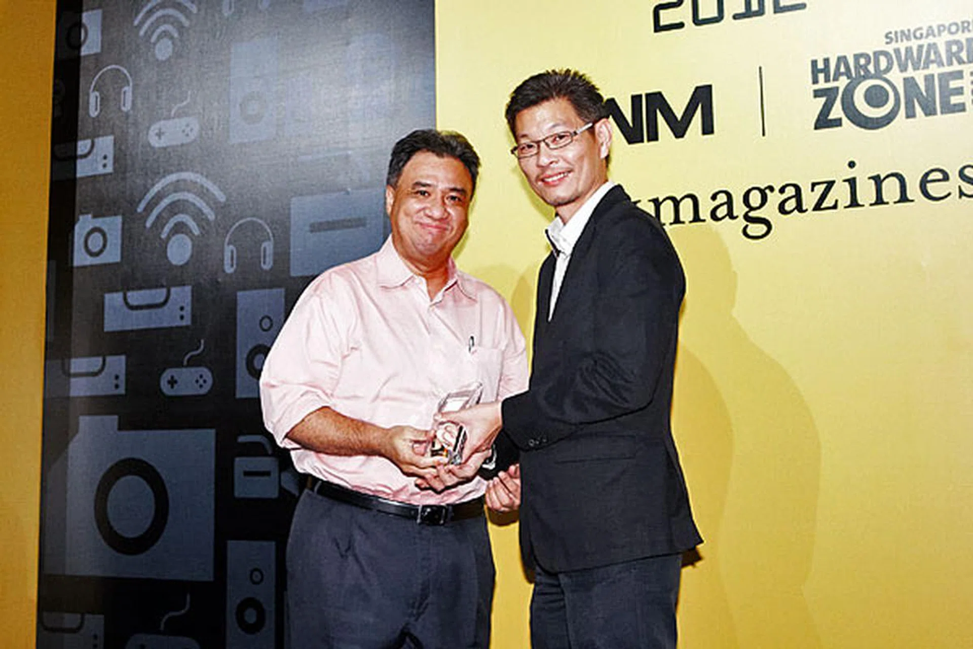 Sony has won five awards, including the Editor's Choice for Best Mirrorless Camera, Best High-end Headphones, and the Reader's Choice for Best Home Theater Projector Brand. Accepting the awards was Mr. Leon Pereira, Manager, Corporate Communications, Sony Electronics Asia Pacific.
