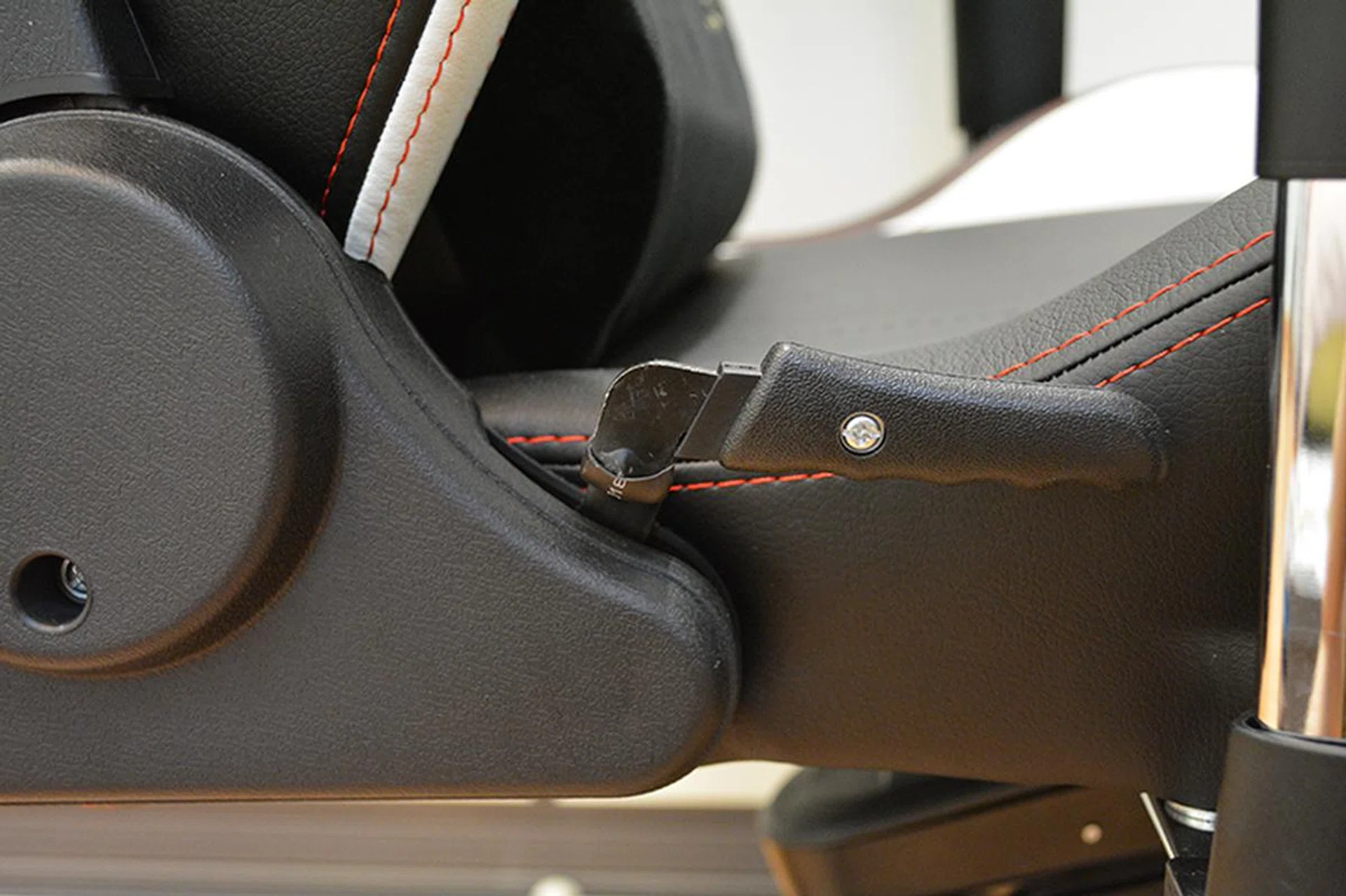 Pulling this lever upward allows you to recline the backrest.