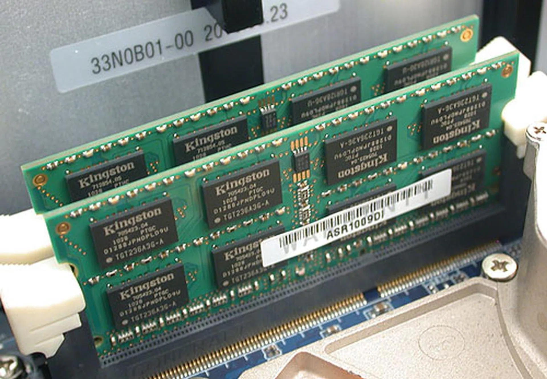 Two sticks of DDR3 1066 SODIMM memory from Kingston for a total of 4GB. 8GB is the maximum supported.