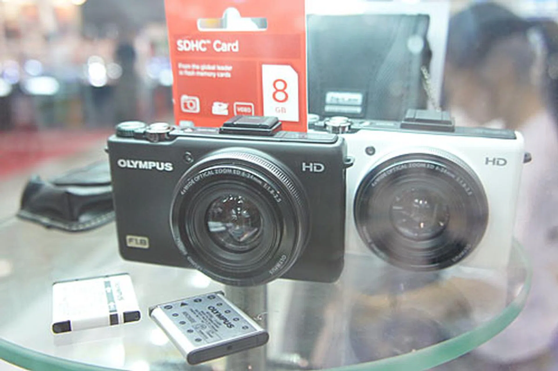 The Olympus XZ-1 sports a bright F1.8-2.5 i.ZUIKO lens with 4x optical zoom and a 10-megapixel sensor. It’s going for $748 and comes with free gifts such as two SD cards (8GB and 16GB), carrying case, screen protector, extra battery, mini tripod, cleaning kit, and three months of local extended warranty. Purchase with purchase promotion includes an underwater housing ($348) and a leather case ($108).