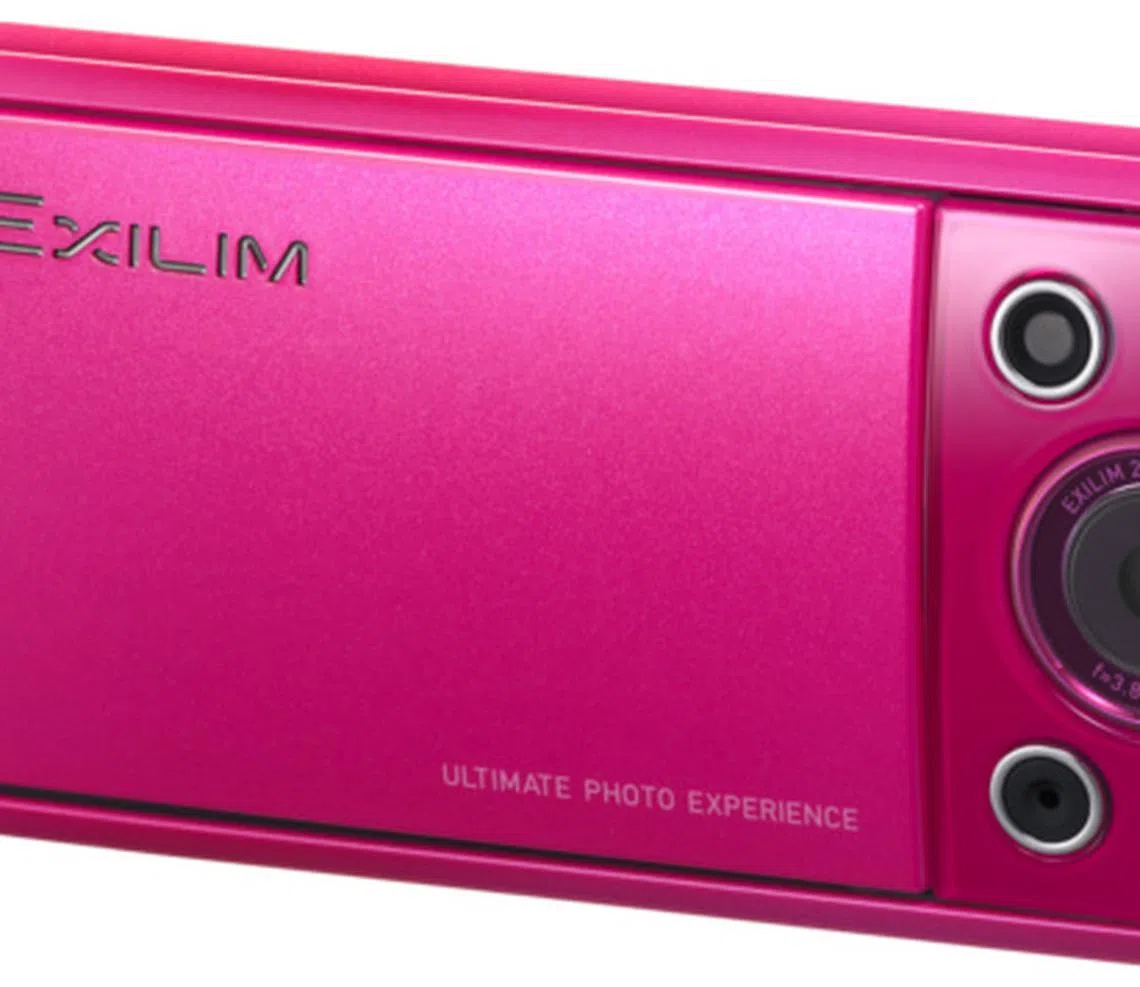 Casio Exilim EX-TR15 Helps You Capture Self Portraits with Ease