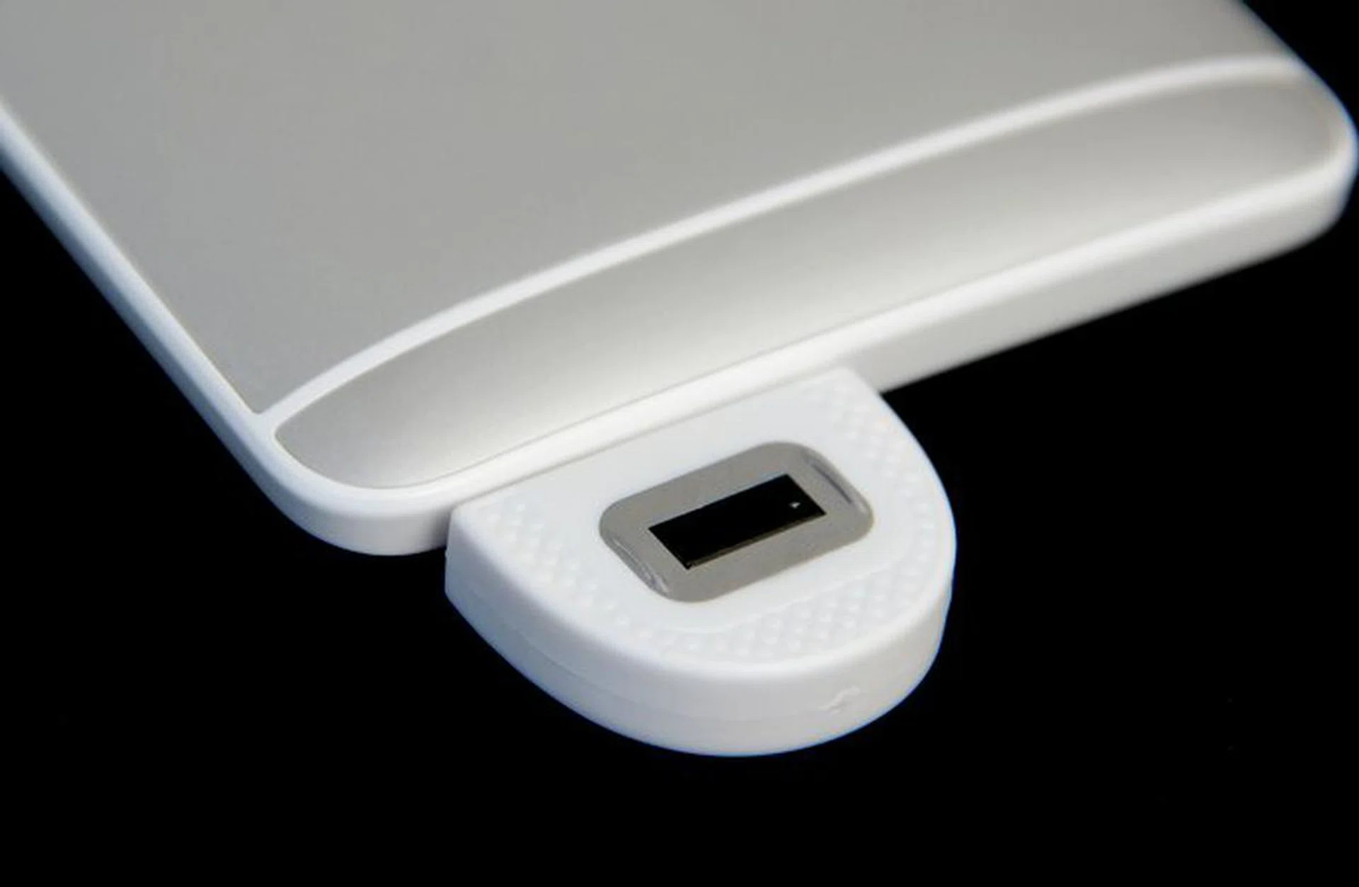 The PrivacQ 180 attachments are small, but big enough to be a hindrance if attached constantly. They also consume quite a bit of a phone's power if left switched on. 