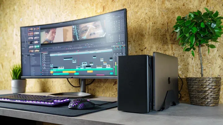 MasterCase EG200 with a MacBook Pro charging, docking next to a monitor.