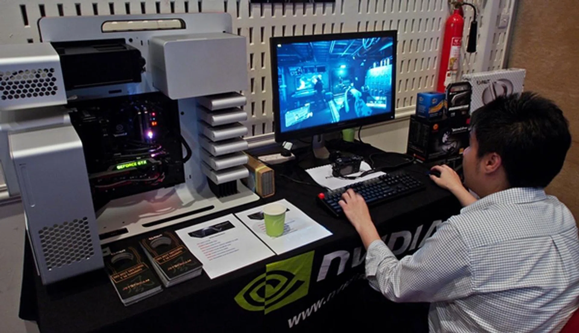 The gaming system from local distributor Convergent, featured a Palit GeForce GTX TITAN card, housed in a limited edition Thermaltake Level 10 chassis that has a jaw-dropping SRP of S$1,400!