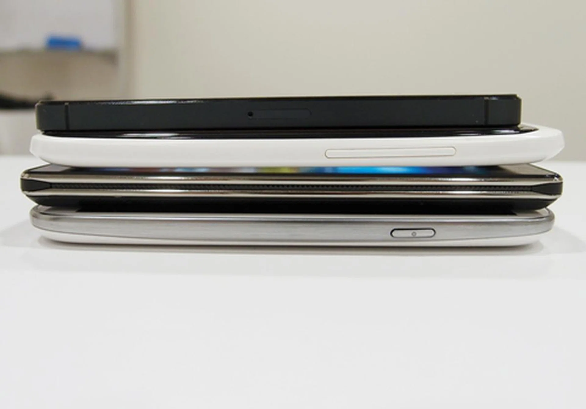 For reference, from top to bottom: iPhone 5 (7.6mm), HTC One X (8.9mm), Optimus 4X HD (9.19mm), Samsung Galaxy S III (8.6mm).