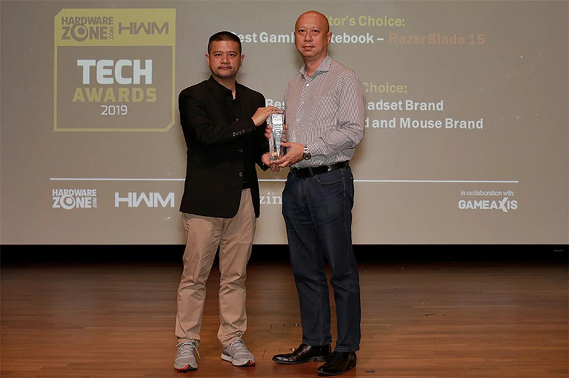 Razer lands 3 awards this year, including Editor's Choice for Best Gaming Notebook; and Readers' Choice for Best Gaming Keyboard and Mouse Brand and Best Gaming Headset Brand. Accepting the trophy here is Mr. Monty Wong, VP and GM, Systems Business, Asia Pacific and Japan, Razer.