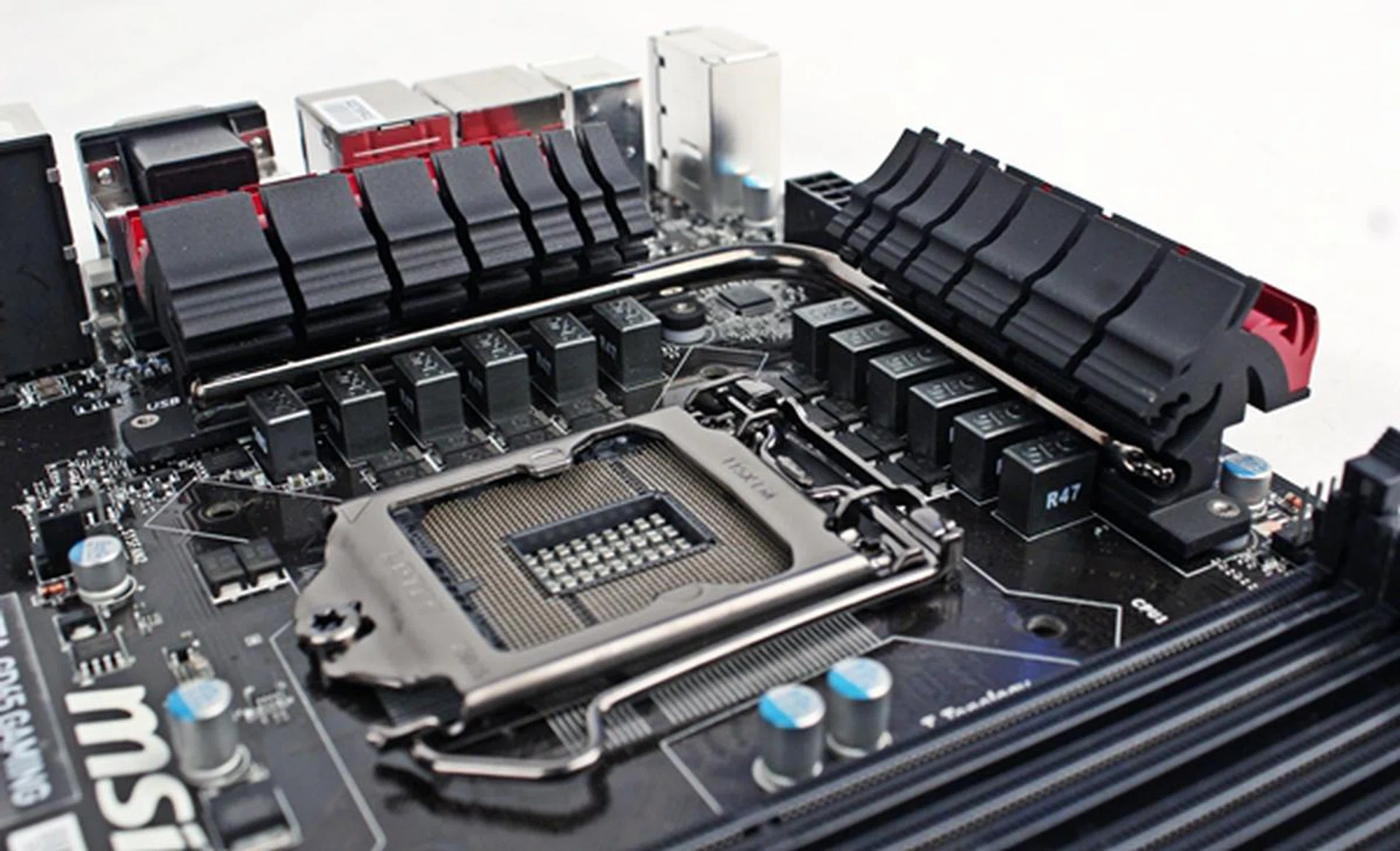 The VRM heatsinks are sharp and may draw blood from the unsuspecting rig builder. There is a Super Pipe, essentially a 8mm thick heat-pipe, which connects the pair of heatsinks. We can also see the two rows of SFCs sit in front of the heatsinks.