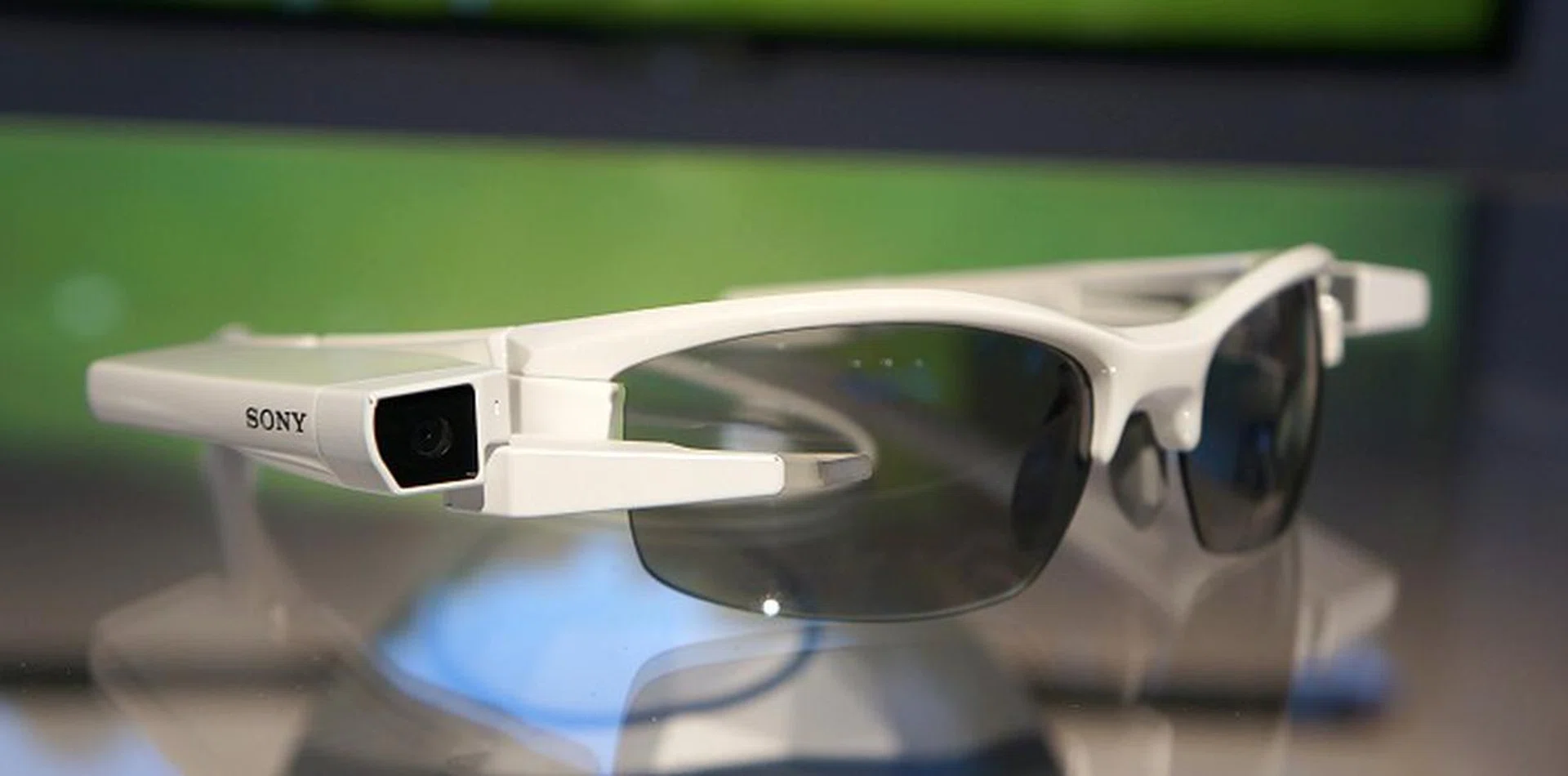 As reported earlier that Sony might be demonstrating their "smart glass" solution, we had a brief hands-on of it at Sony's booth. The upside of the SmartEyeglass Attach! is that it's clip-on solution for existing eyewear and thus it has excellent compatibility. The downside is of course the bulky look, although it hardly weighed us down. Sony's product executives mentioned that it's currently in a tech demo phase and there are no plans yet to roll it out.
