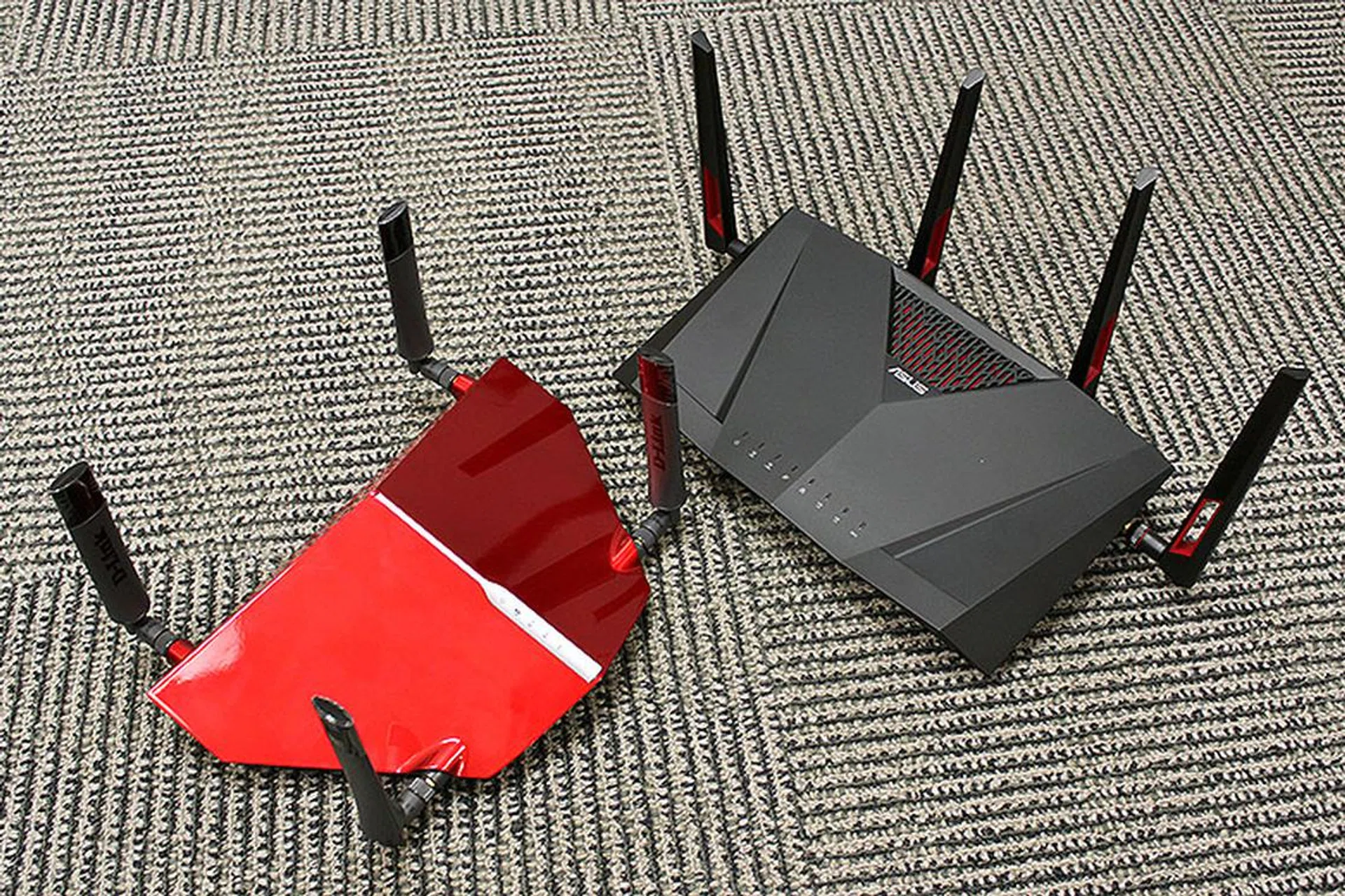 Today's contenders are the D-Link DIR-885L on the left and the ASUS RT-AC88U on the right.