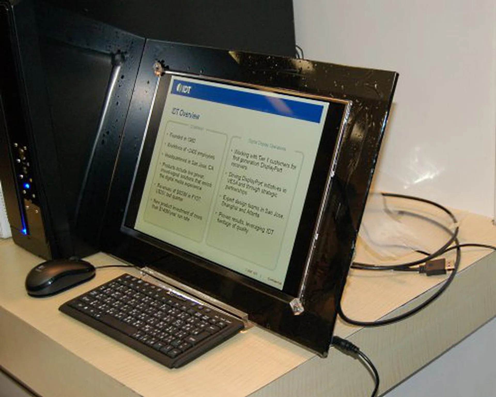 Nothing much to see, but this is the first demo of a working notebook implementation of DisplayPort on the upcoming Intel G45 chipset (Cantiga).
