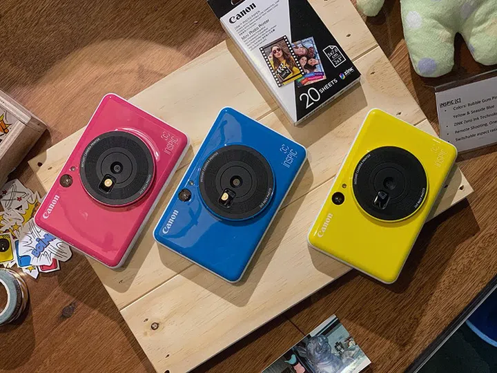 If you just want to snap and print, the iNSPiC C is for you. The main difference between this and the S is its lack of Bluetooth (smartphone) connectivity.