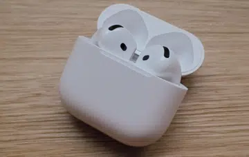 The AirPods 4 comes in two versions: one with ANC, and another without. Photo: HWZ