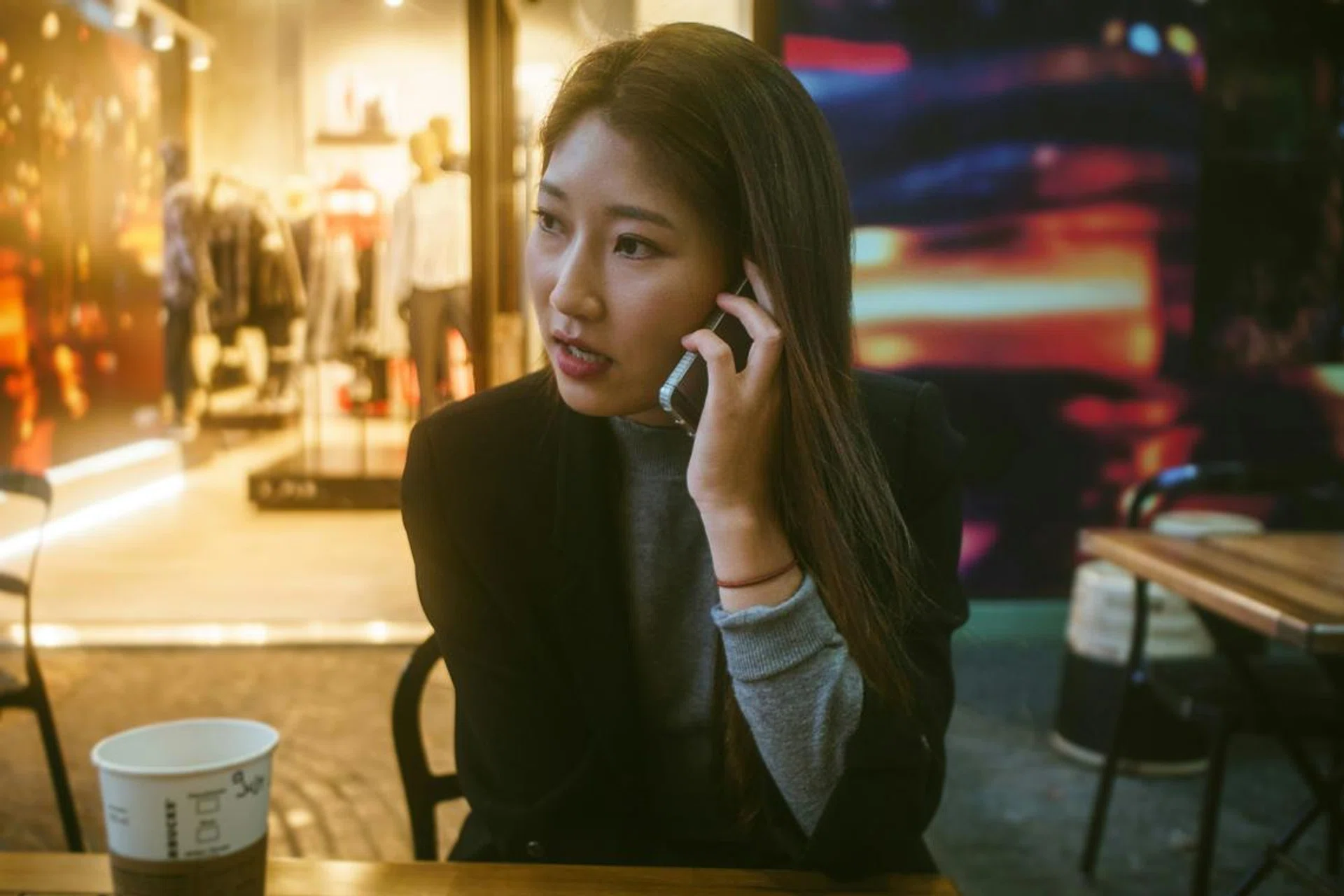 여보세요? Opensignal releases its November 2024 report on 5G, benchmarking 18 Asia Pacific cities. Photo by Gabriel Gonzalez on Unsplash.