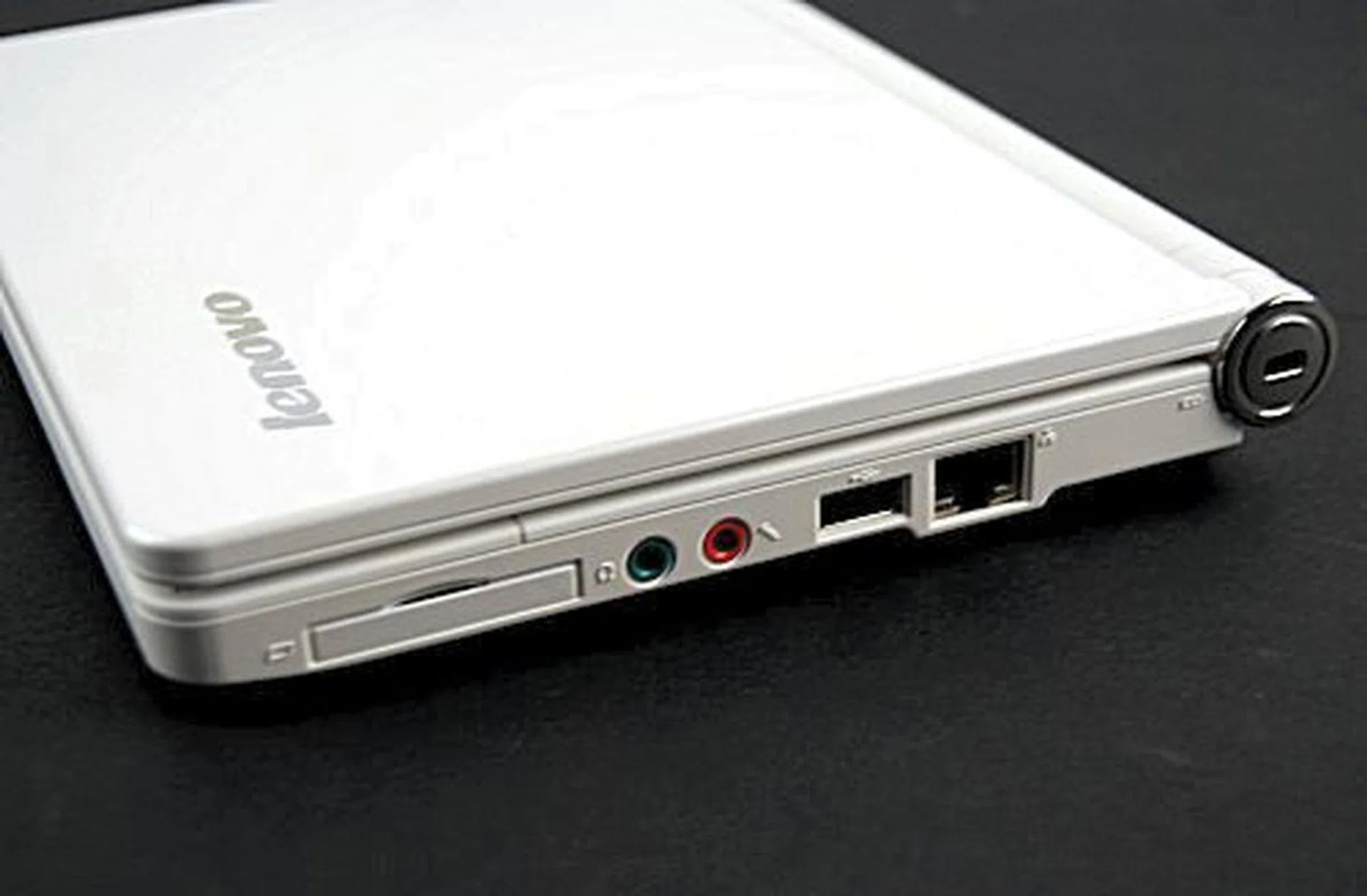 The right side of the unit features an ExpressCard/34 slot, the headphone jacks, a USB 2.0 port and a RJ-45 LAN port. Located on the hinge is a Kensington Lock slot.