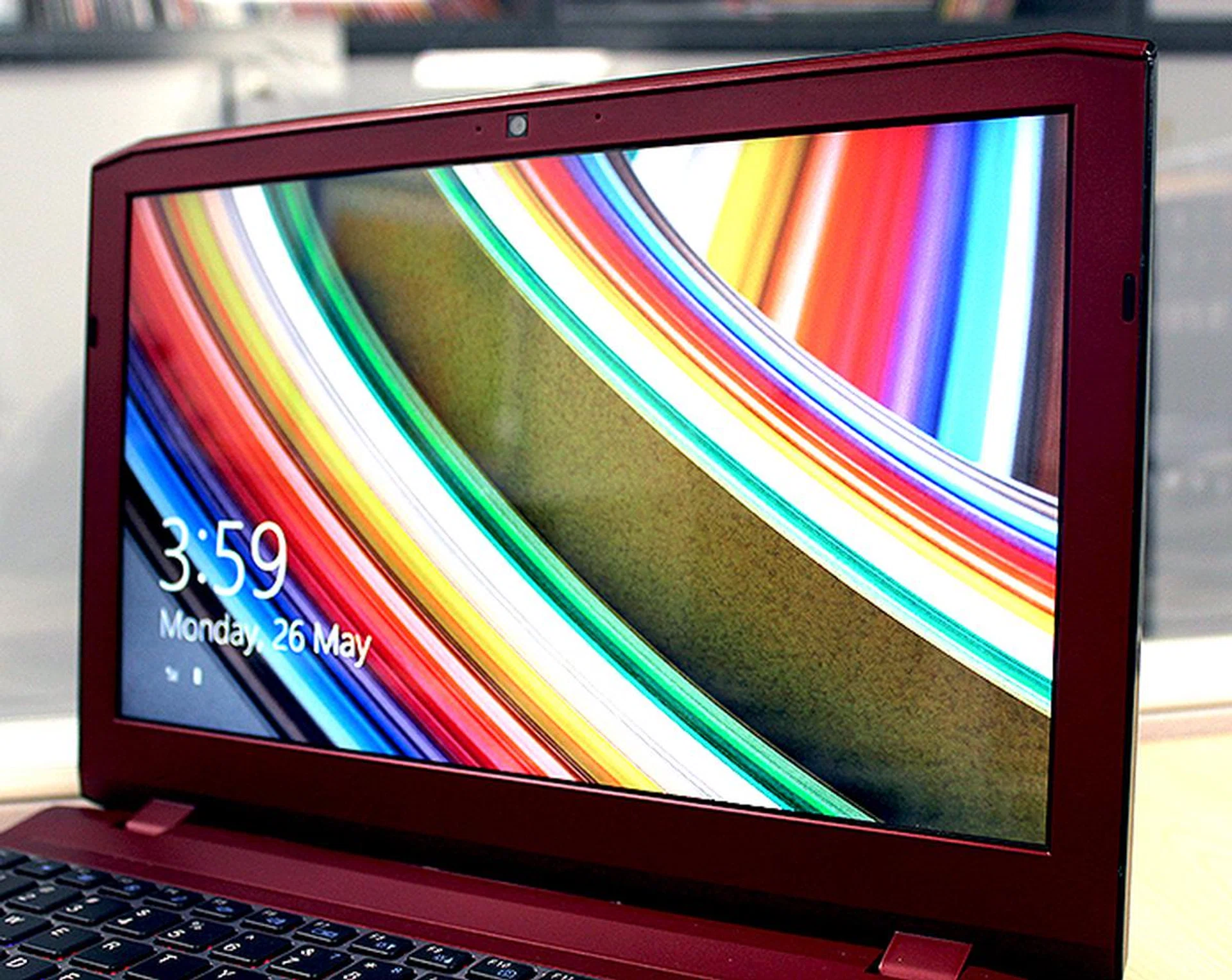 The QHD display is vibrant, and with a 3200 x 1800 pixels resolution, text and images look super sharp.