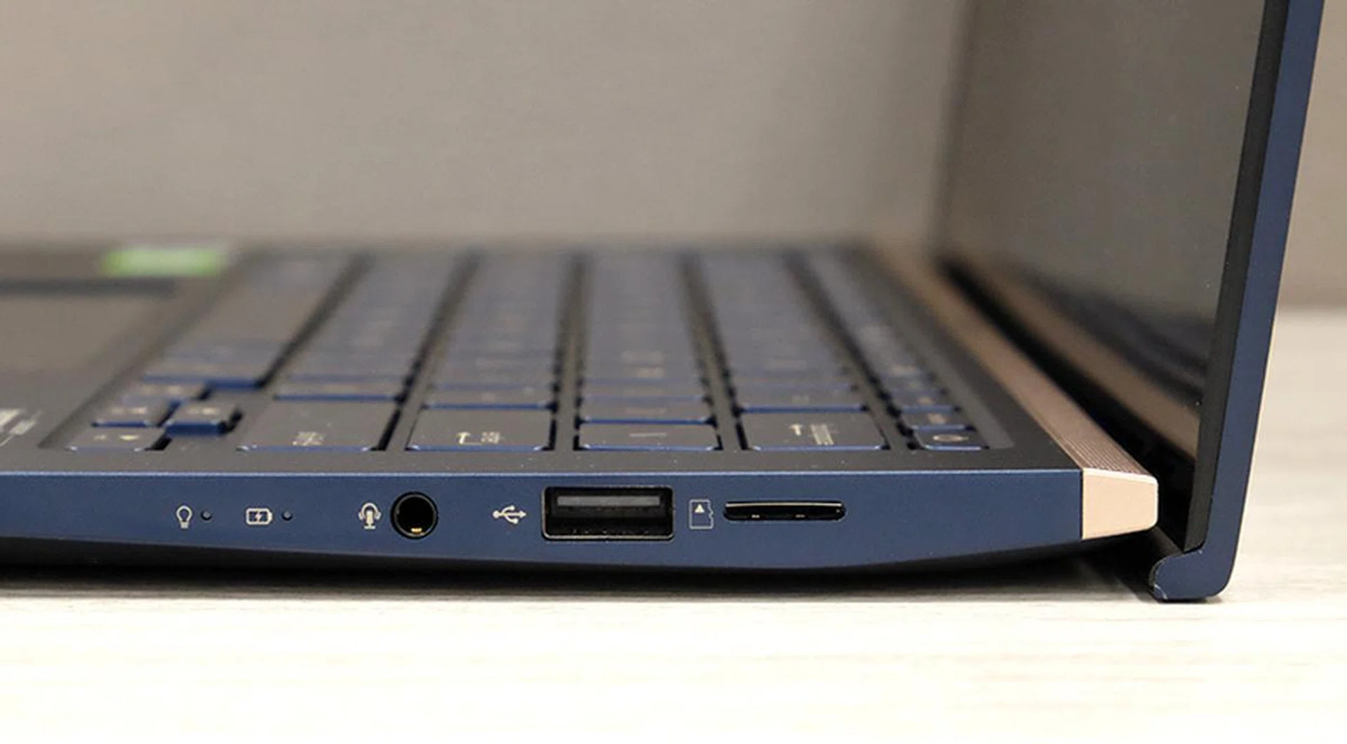 On the right is a 3.5mm audio combo jack, another USB-A port (only USB 2.0), and a microSD card reader.