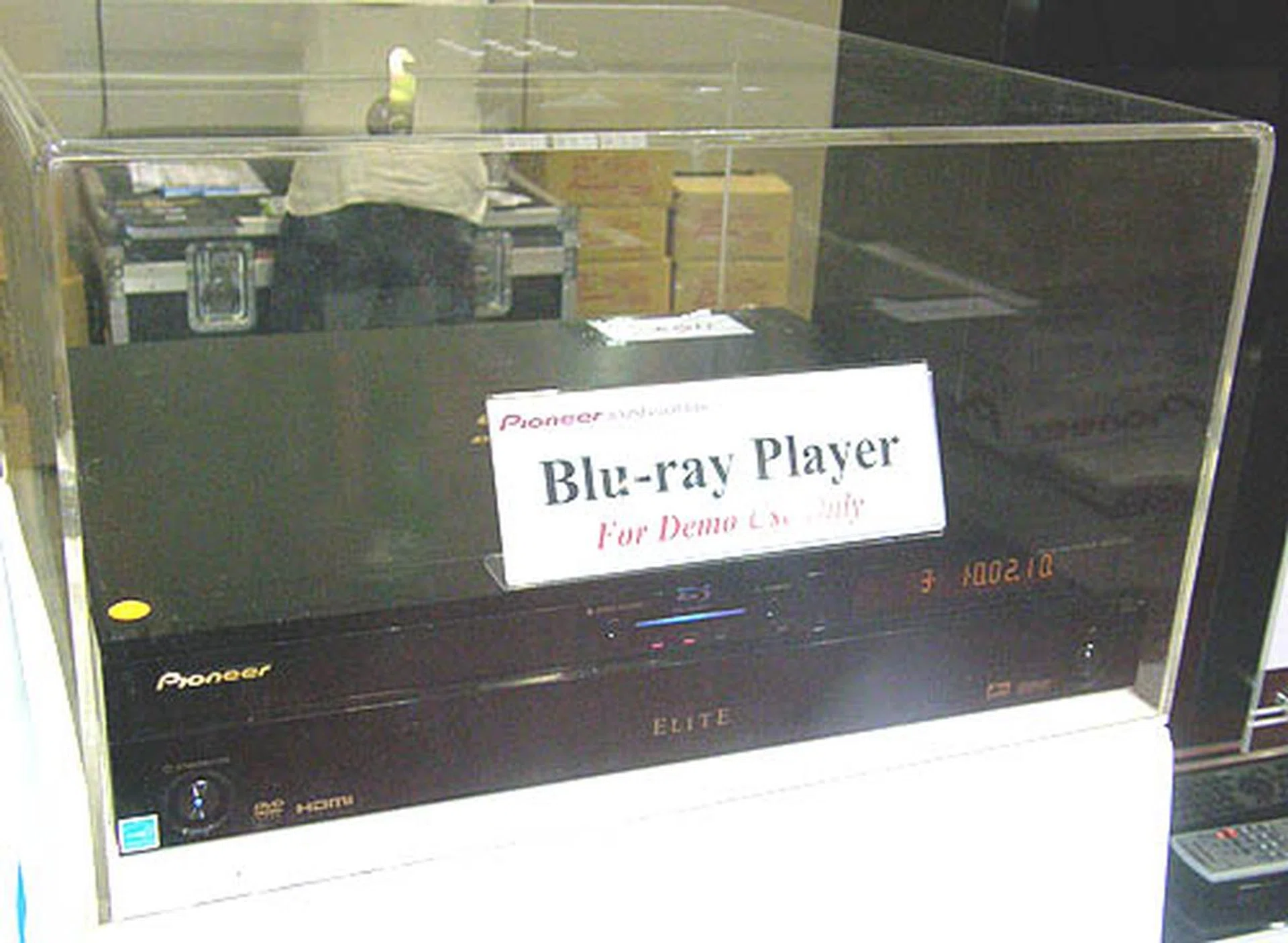  A Blu-ray player was present but unfortunately for us, no demo was running when we were at the booth. Maybe you will have better luck.  