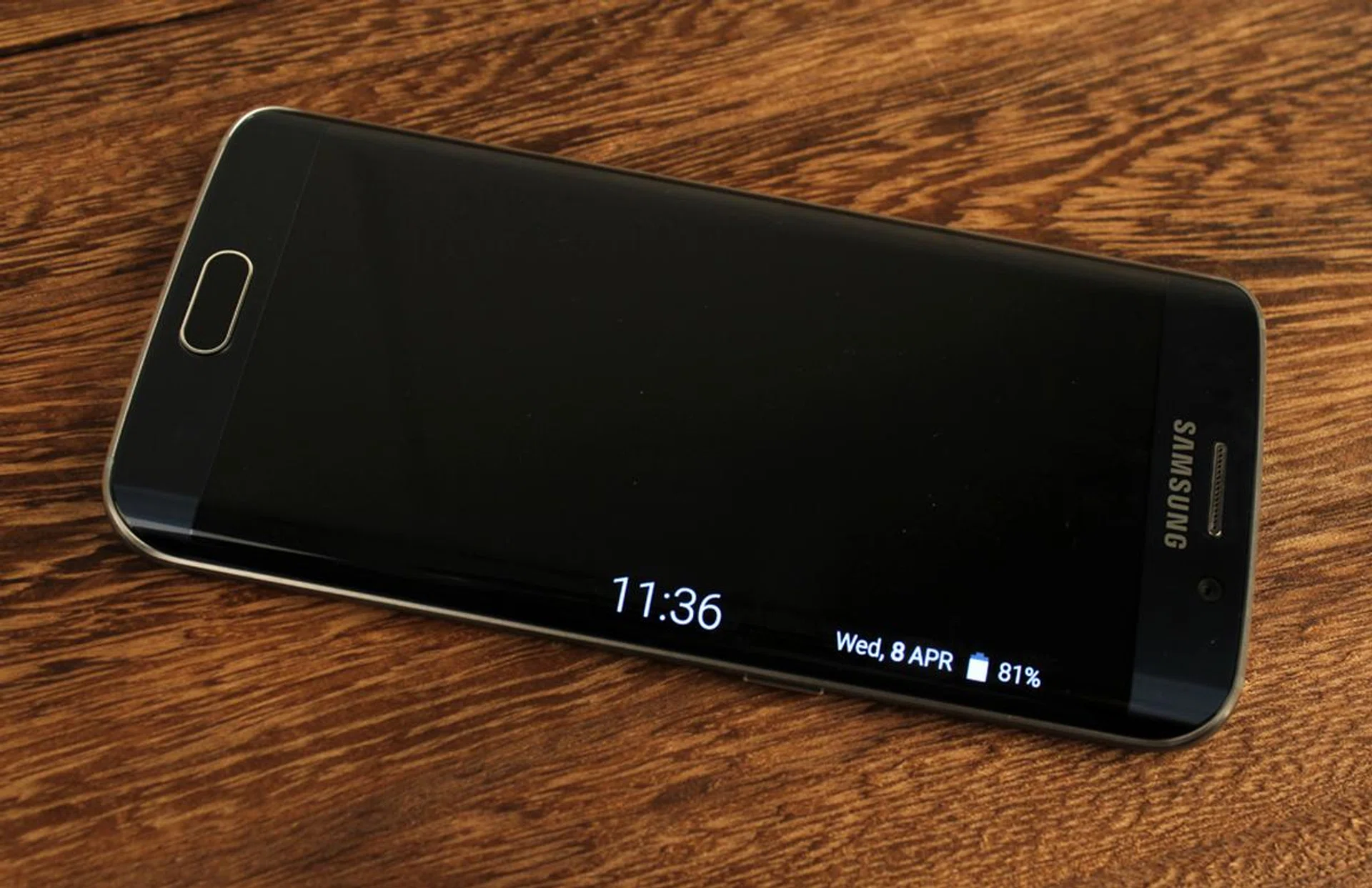 The Edge display panel (activated by swiping right, then left on the edge screen) is one of the few carry over features from the Note Edge. If you have any missed notifications they will also appear here.