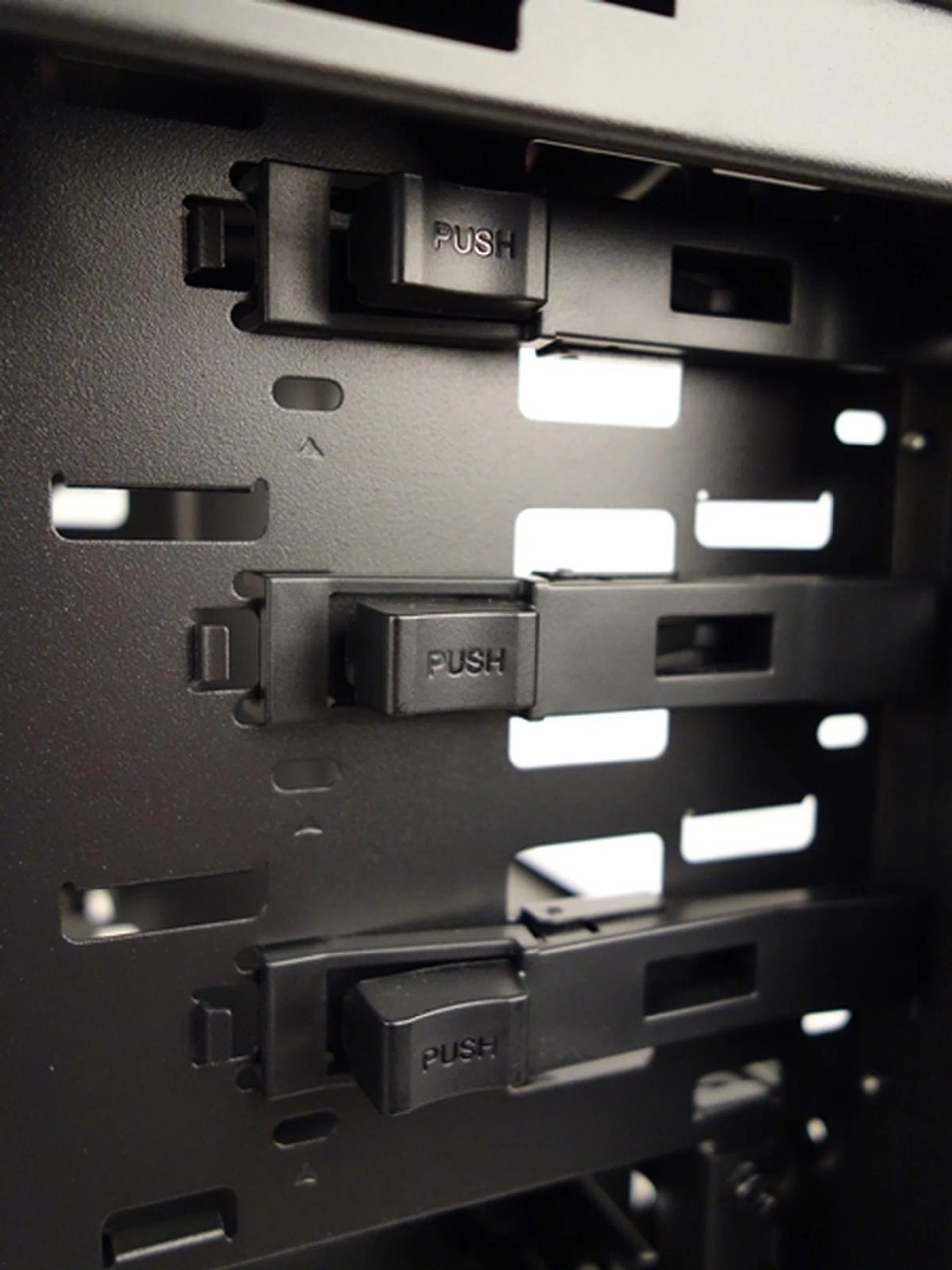 The user needs to push the button of the self-locking latch in order to release the inserted 5.25-inch drive.