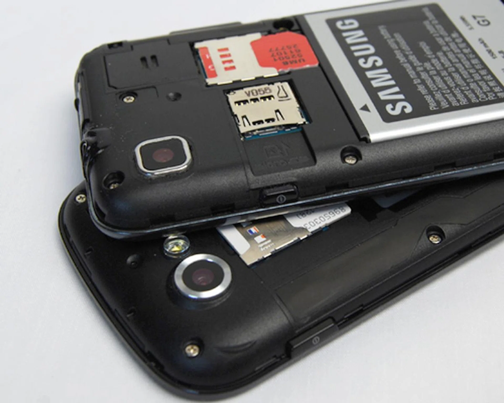 The missing element here – a microSD card slot for the Nexus S (below) as opposed to the Samsung Galaxy S shown on top of it. Fortunatley, the Google phone duly made up for it with 16GB of internal storage, which shuld be sufficienct for most users.