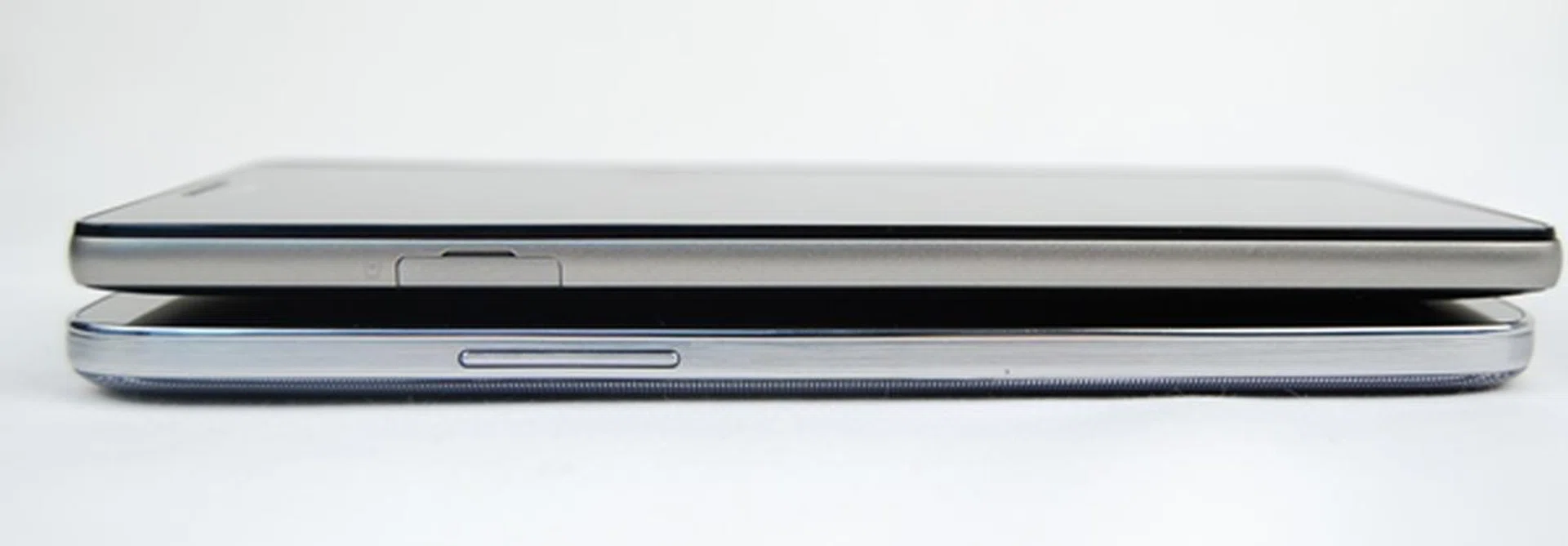 The Samsung Galaxy Mega with LTE (bottom) is 1.9mm thinner than the Huawei Ascend Mate (top).